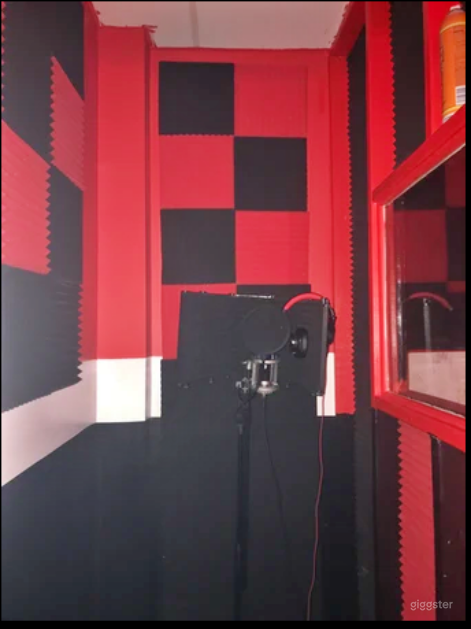 Stunning Red Room  Photo 1