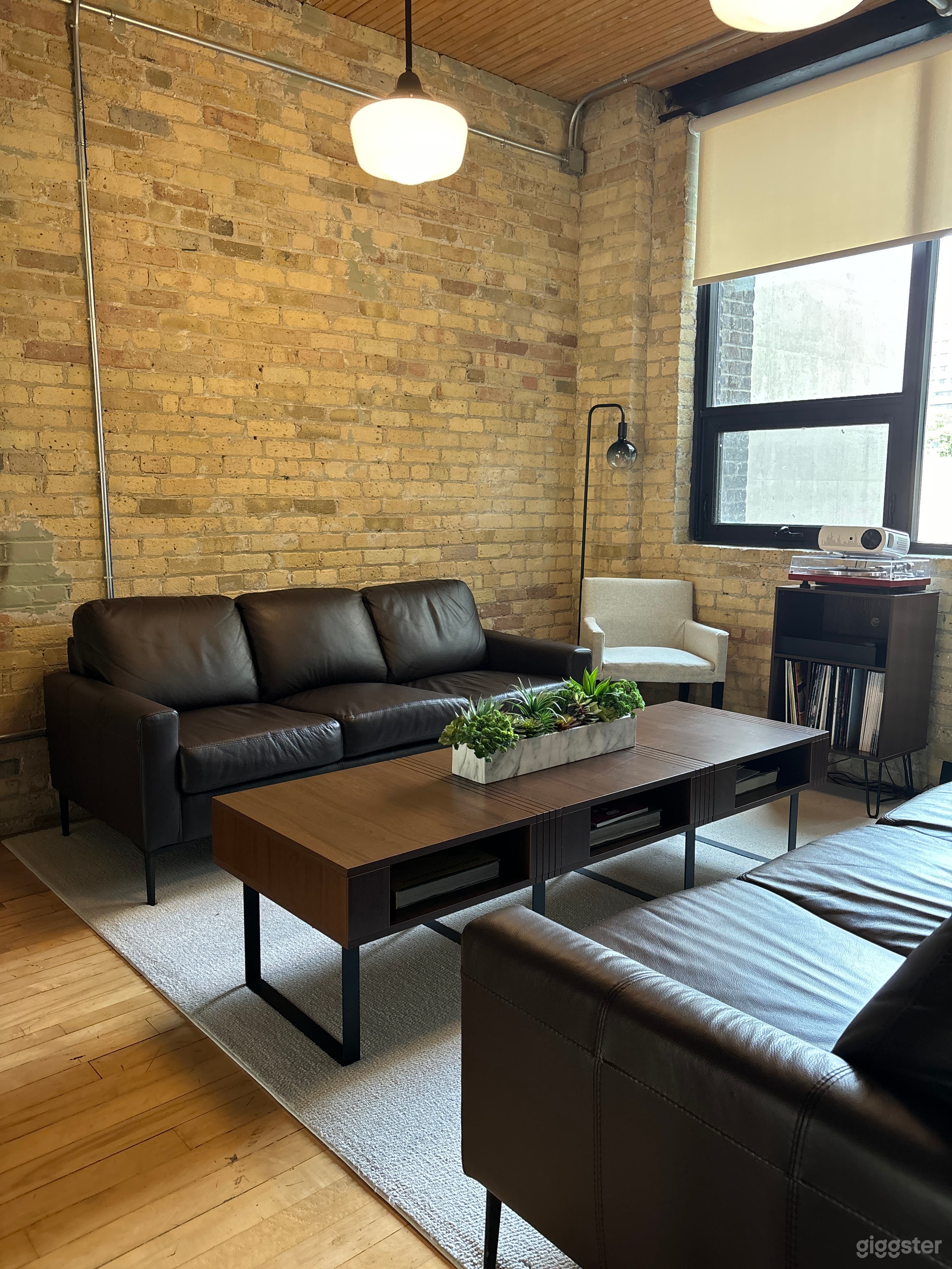 Downtown Creative Lounge for Meetings and Shoots Photo 2