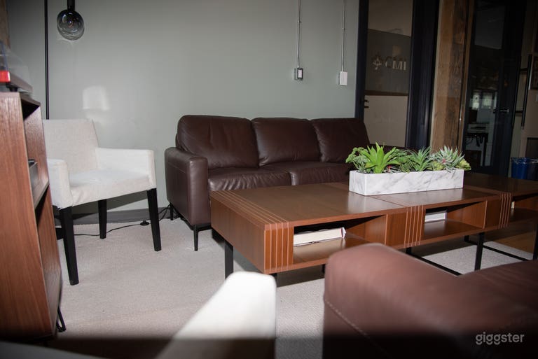  Downtown Creative Lounge for Meetings and Shoots 