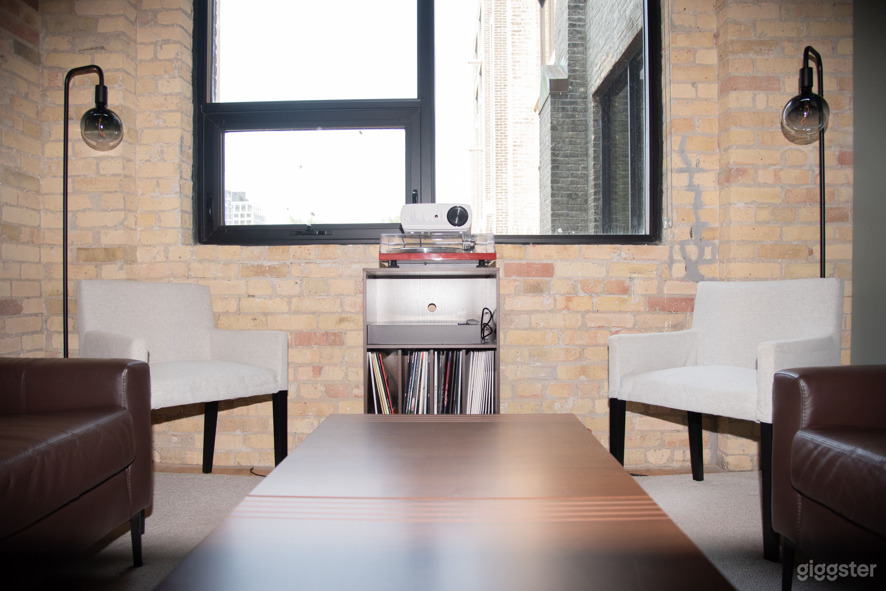 Downtown Creative Lounge for Meetings and Shoots Photo 4