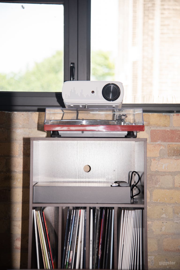  Downtown Creative Lounge for Meetings and Shoots 