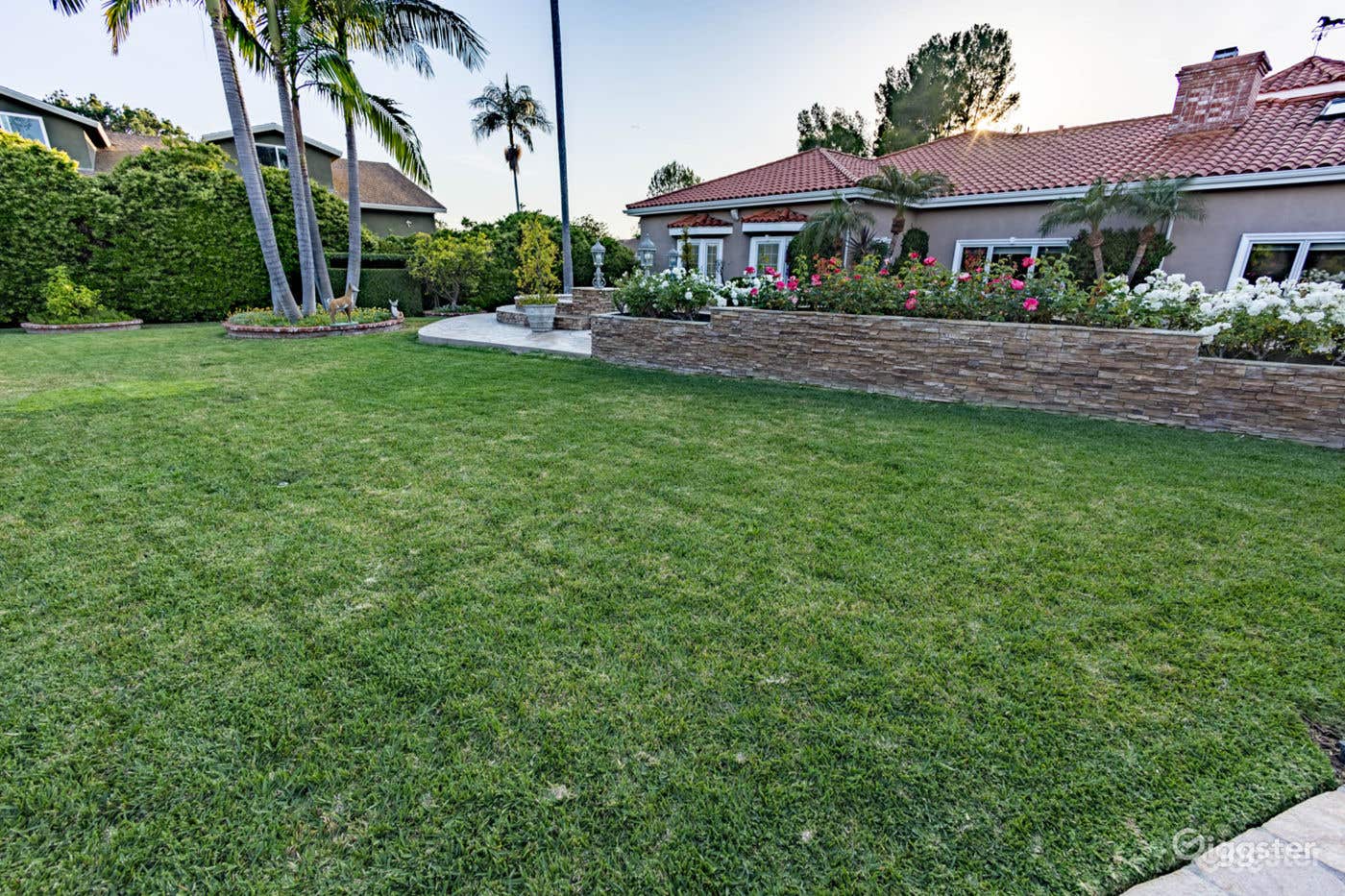 Distinctive Tennis Court Photo 3