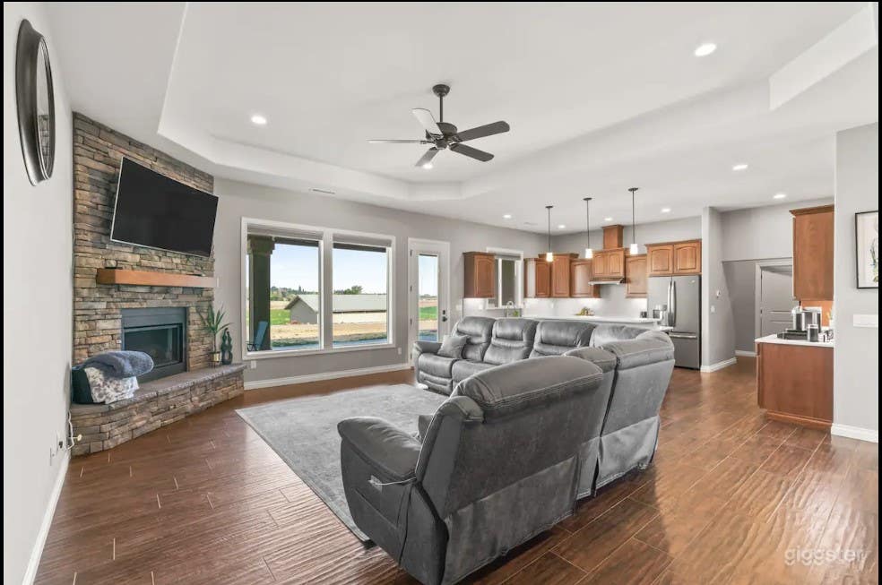 4-bedroom home with breathtaking views Photo 1