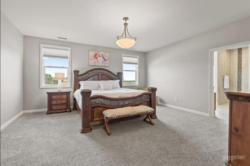 4-bedroom home with breathtaking views Photo 2