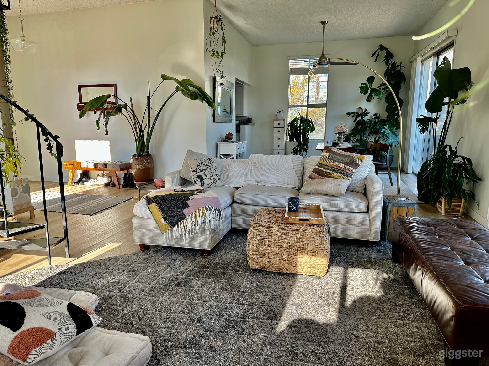 Place with Natural light 1 block from the beach!  Photo 4