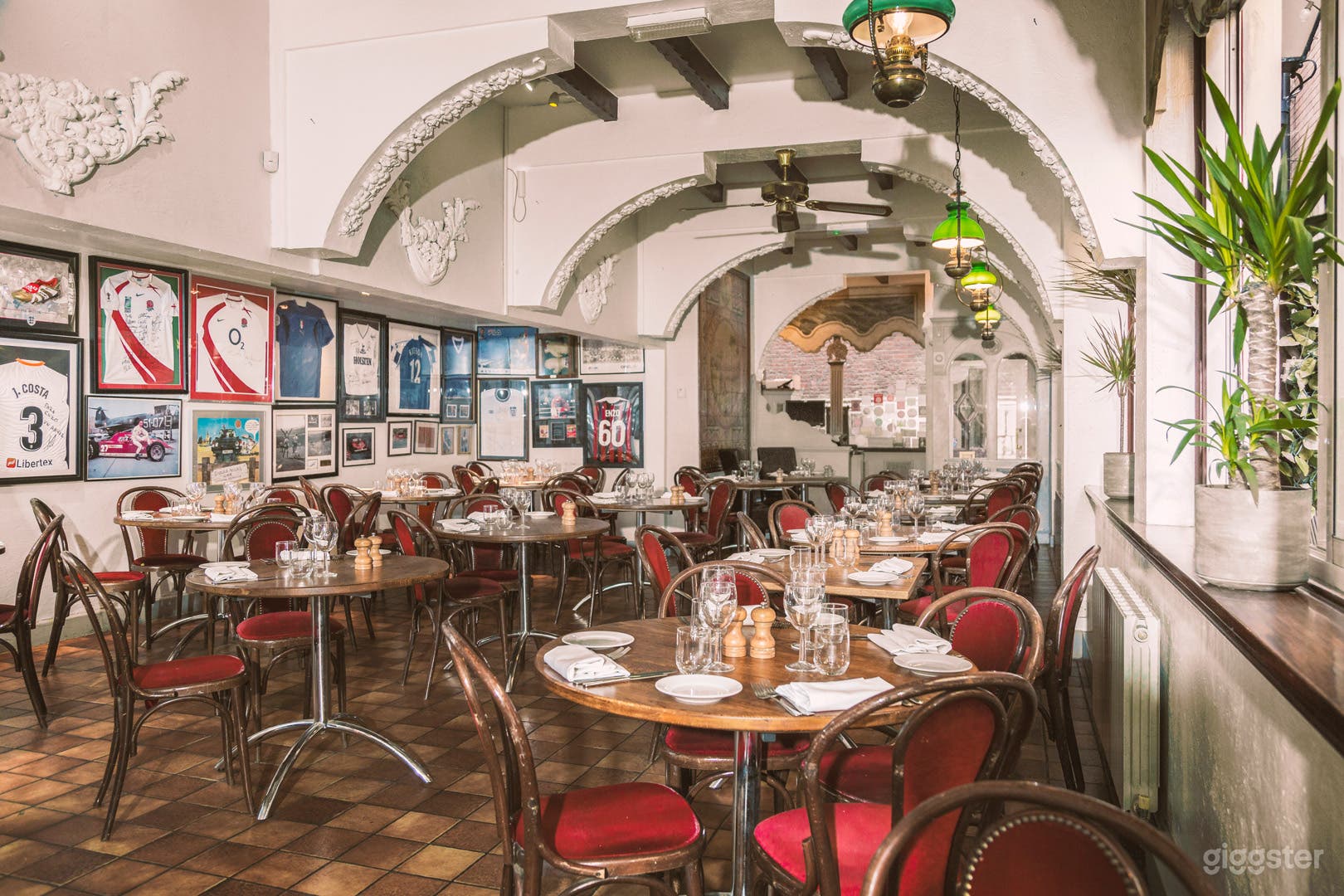 Traditional Italian Trattoria with Outdoor Seating Photo 2