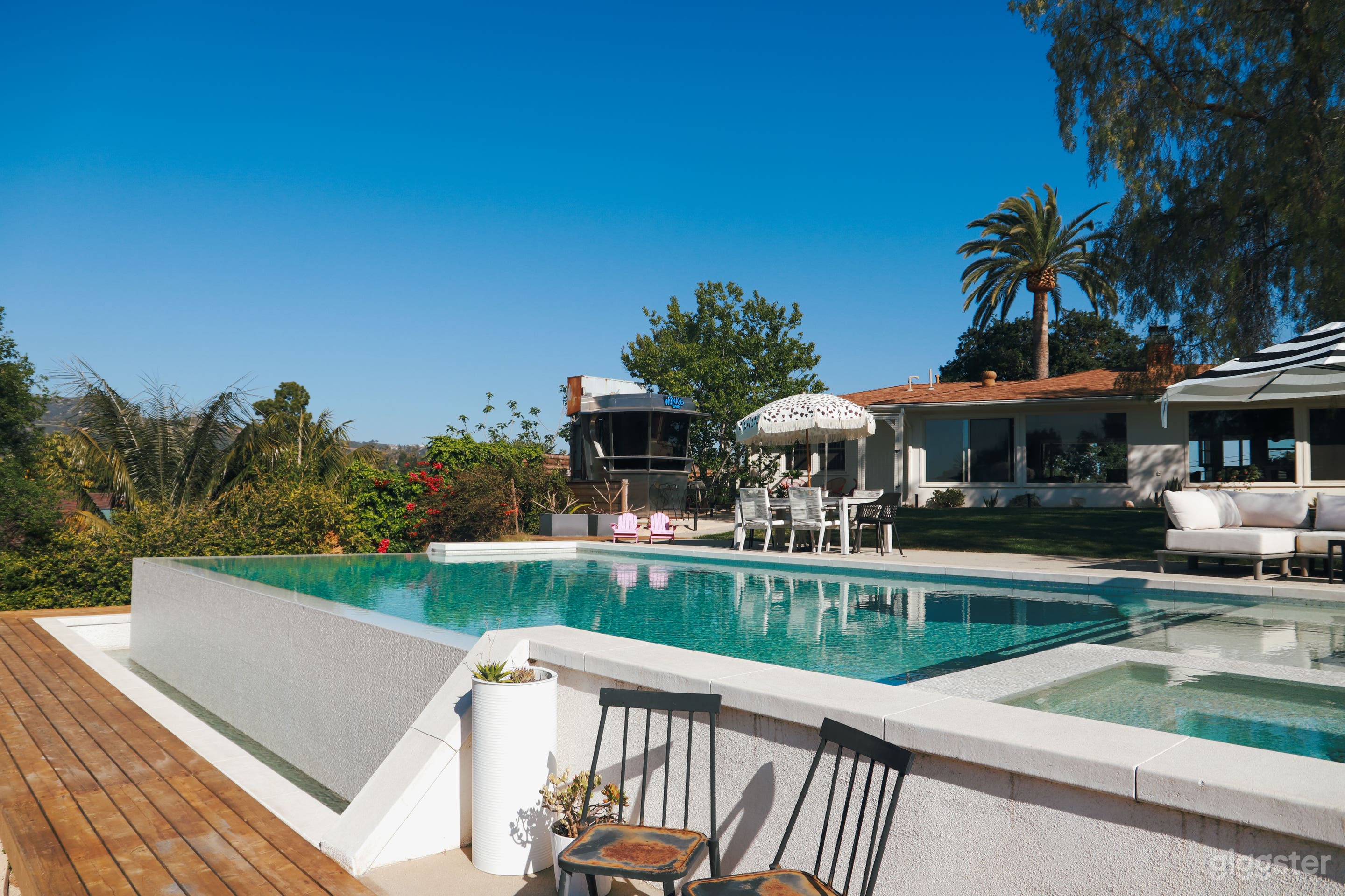 Infinity edge with runway deck around pool