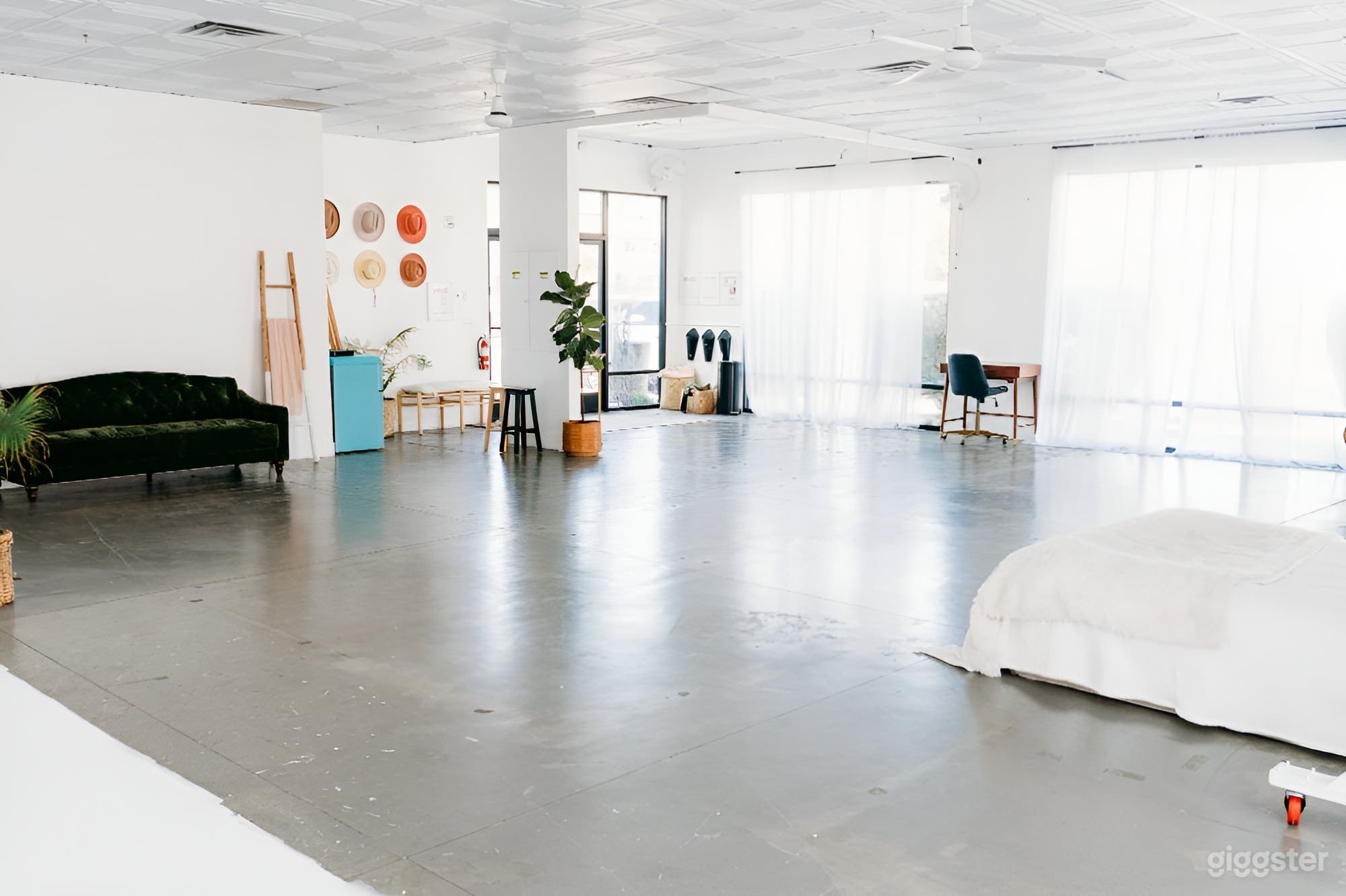 Central Vegas Natural Light Photo/Video Studio (Buyout 2 Studio Spaces) Photo 1