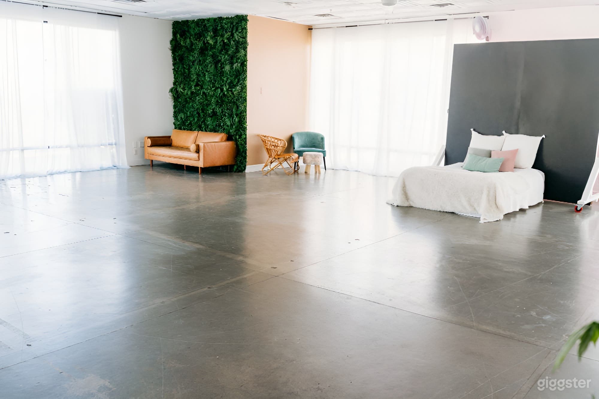 Central Vegas Natural Light Photo/Video Studio (Buyout 2 Studio Spaces) Photo 3