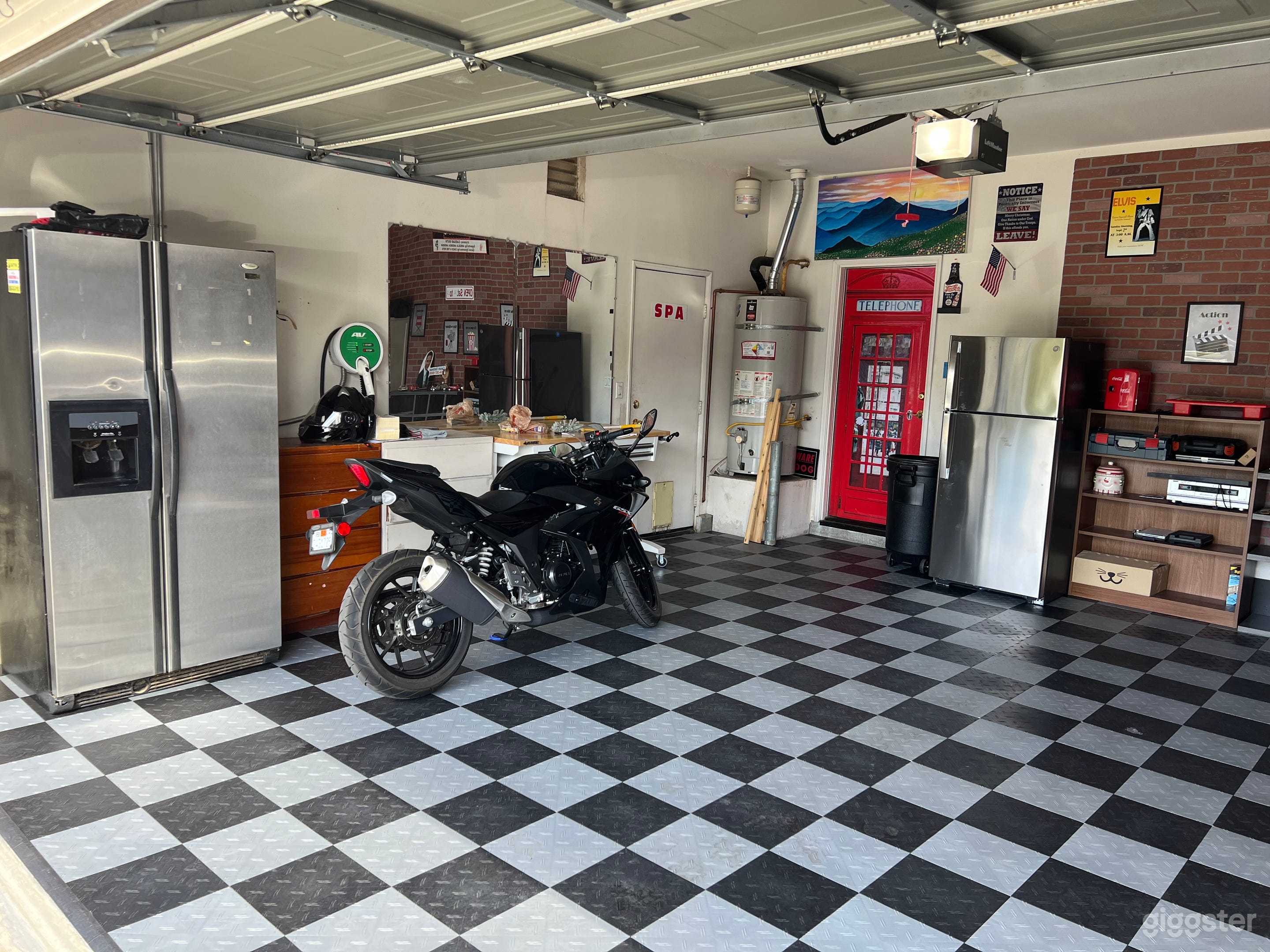 Suburban Garage, backyard for photo shoot Photo 3