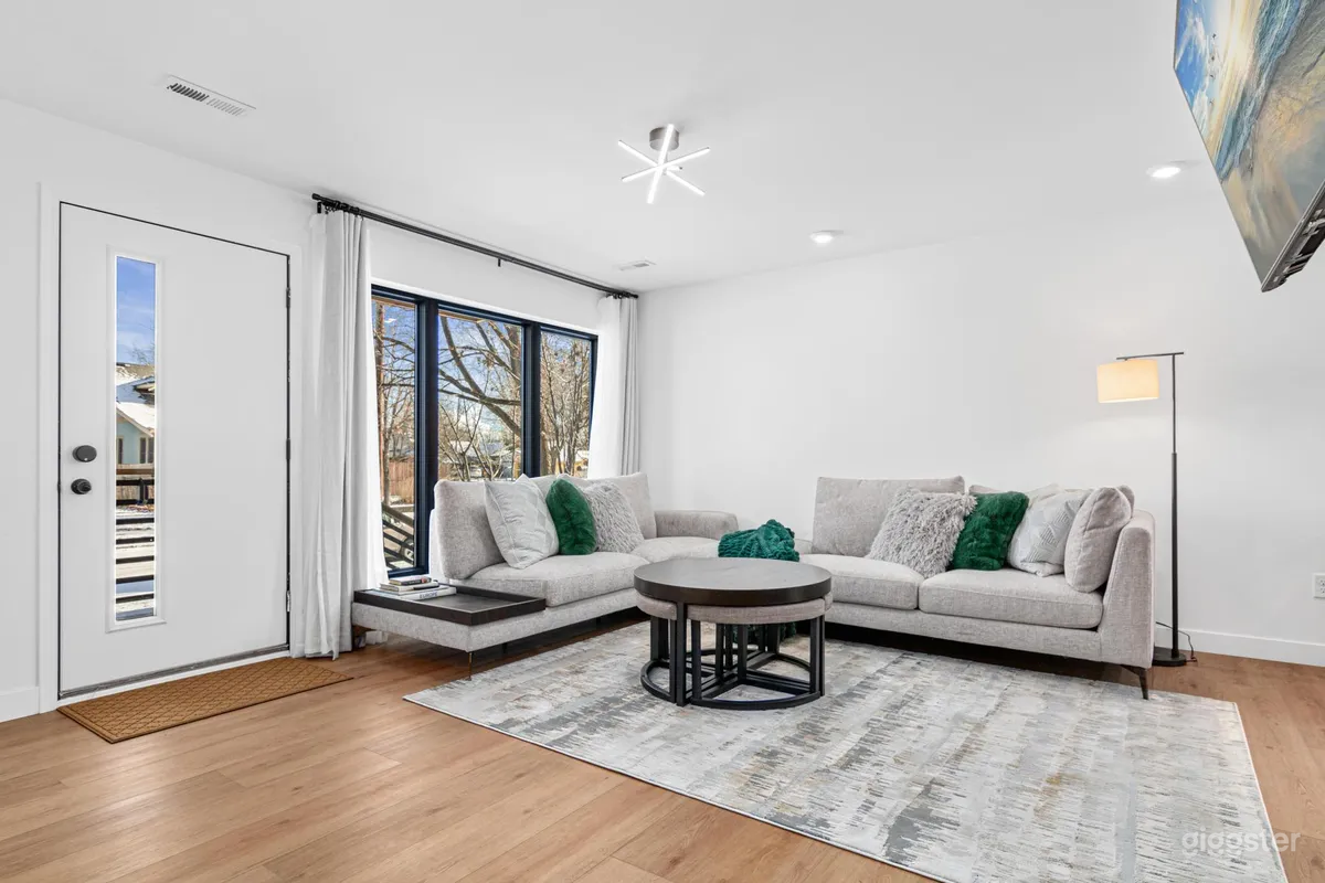 Modern 3-Bedroom Apartment with Sleek Design Photo 1