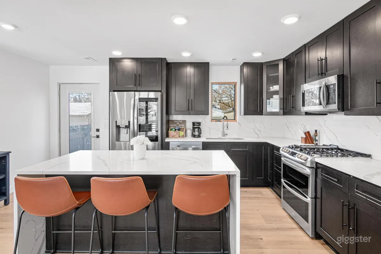  Modern 3-Bedroom Apartment with Sleek Design 