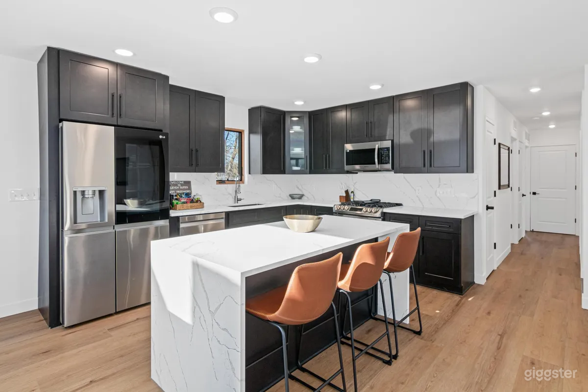 Modern 3-Bedroom Apartment with Sleek Design Photo 4