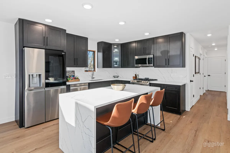  Modern 3-Bedroom Apartment with Sleek Design 