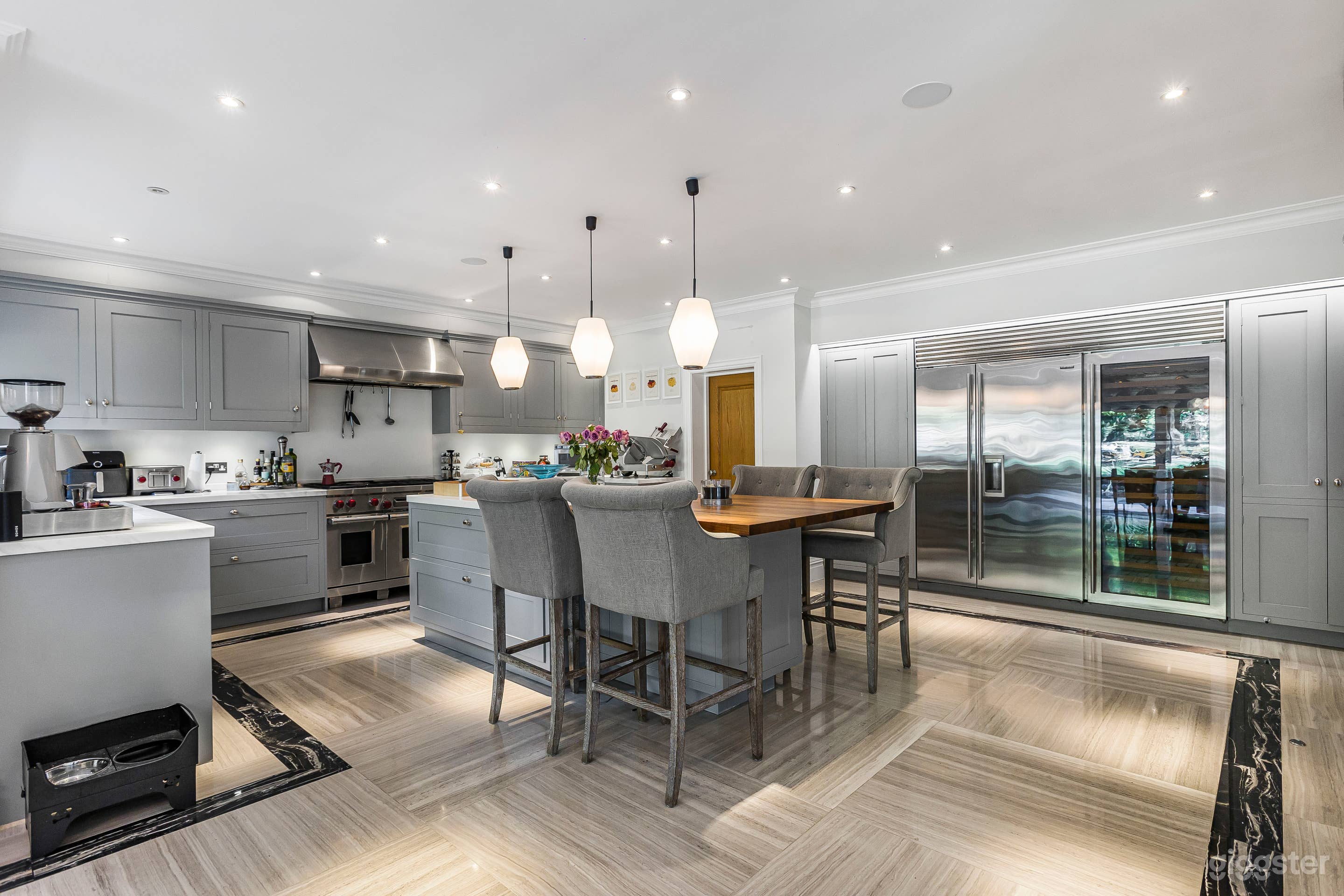 Modern Luxury 5-Bedroom Home Photo 4