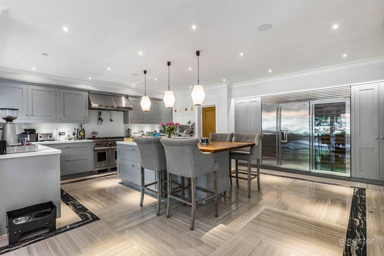  Modern Luxury 5-Bedroom Home 