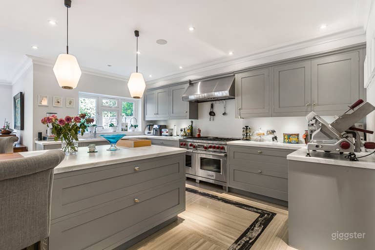  Modern Luxury 5-Bedroom Home 