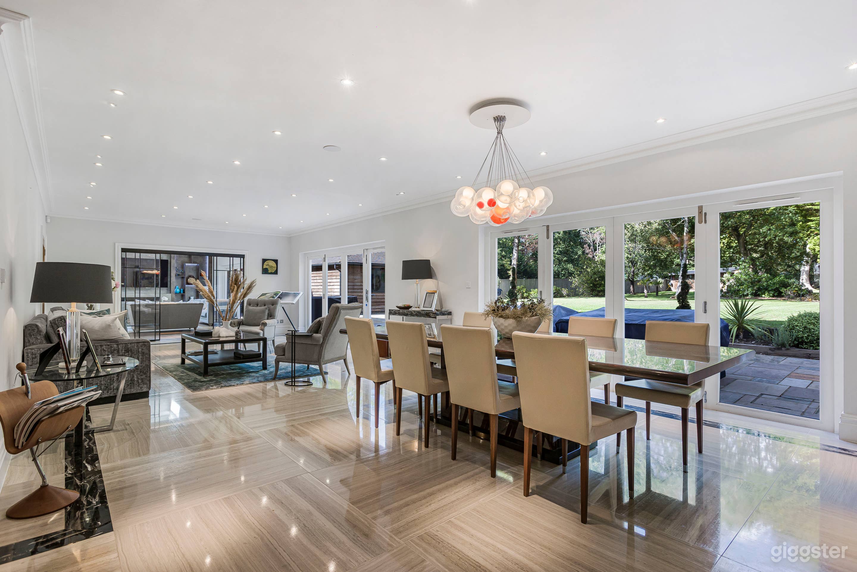 Modern Luxury 5-Bedroom Home Photo 3