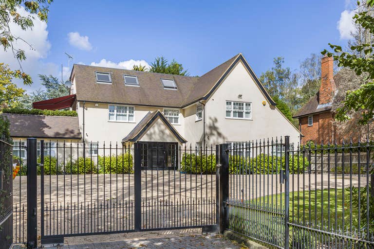  Modern Luxury 5-Bedroom Home 