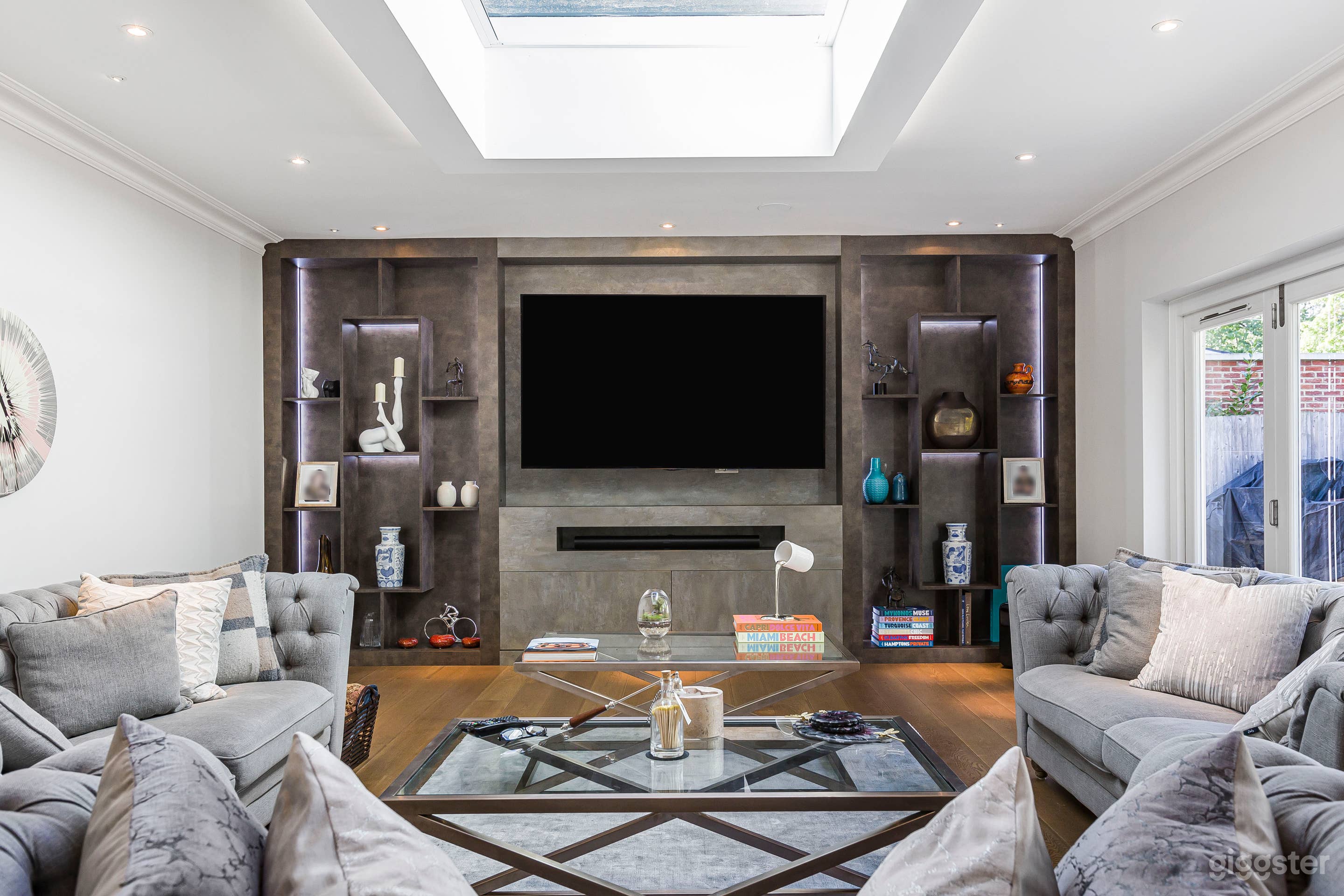 Modern Luxury 5-Bedroom Home Photo 2