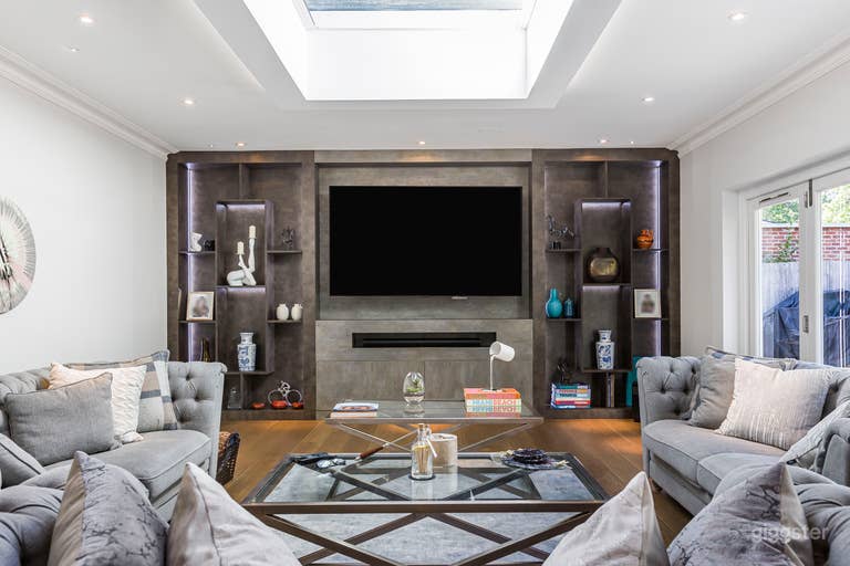  Modern Luxury 5-Bedroom Home 