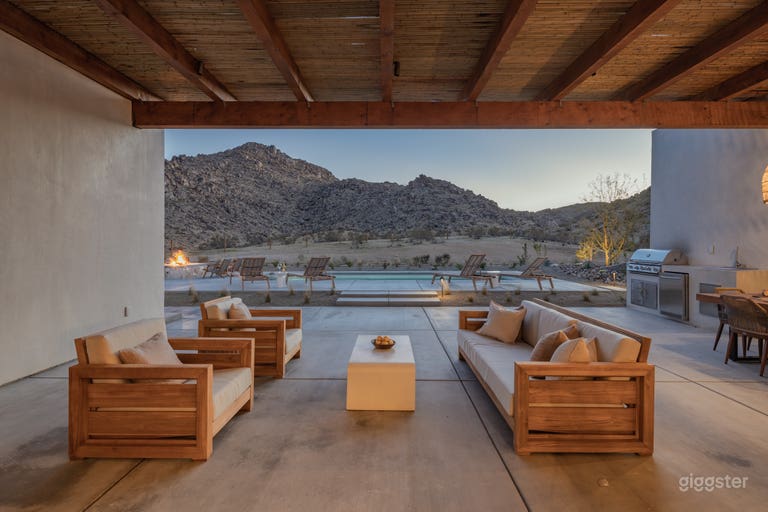  Modern Desert Villa w/ Pool, Spa, Roof Deck + View 