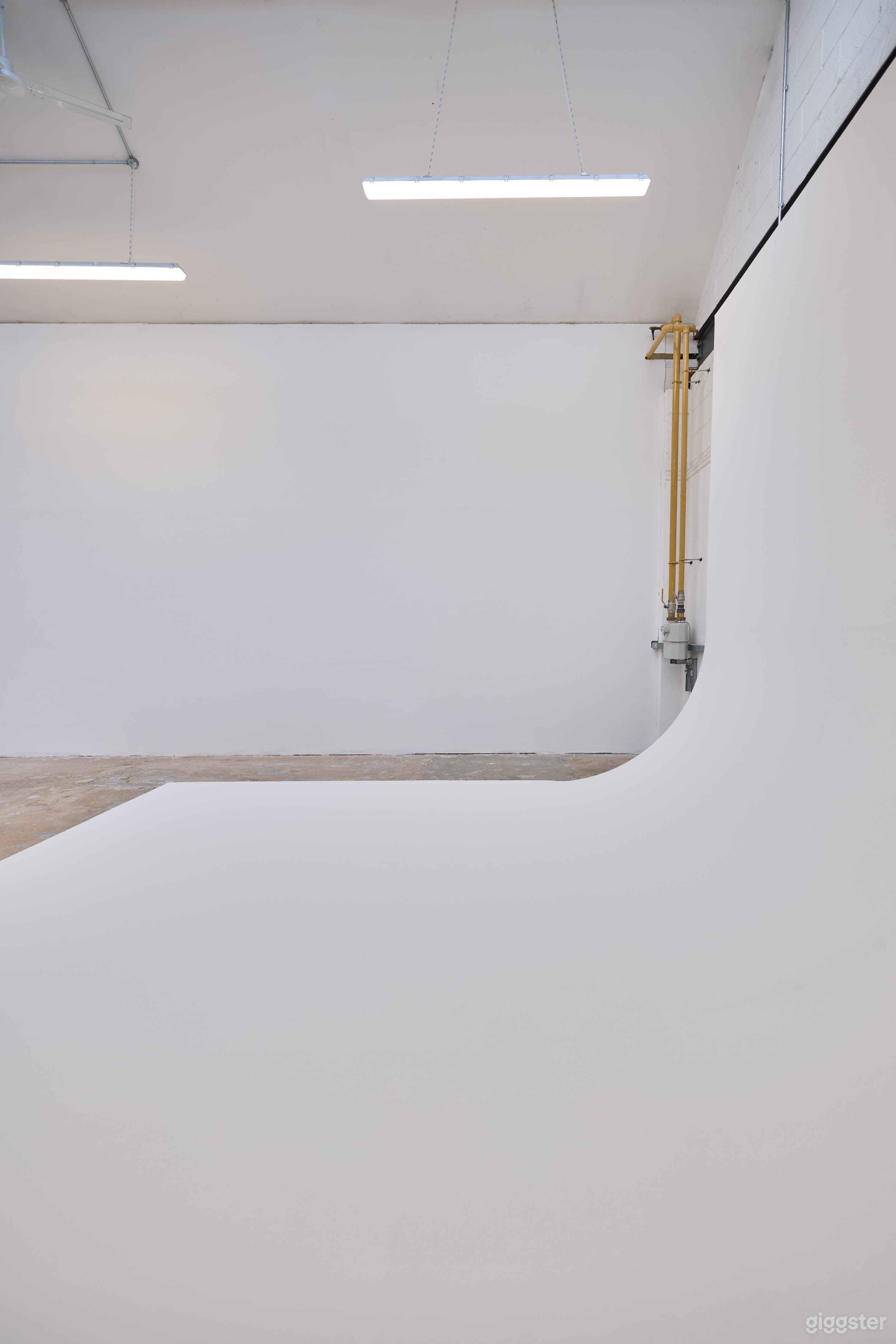 Bright Studio Space | Lighting Kit Included Photo 3