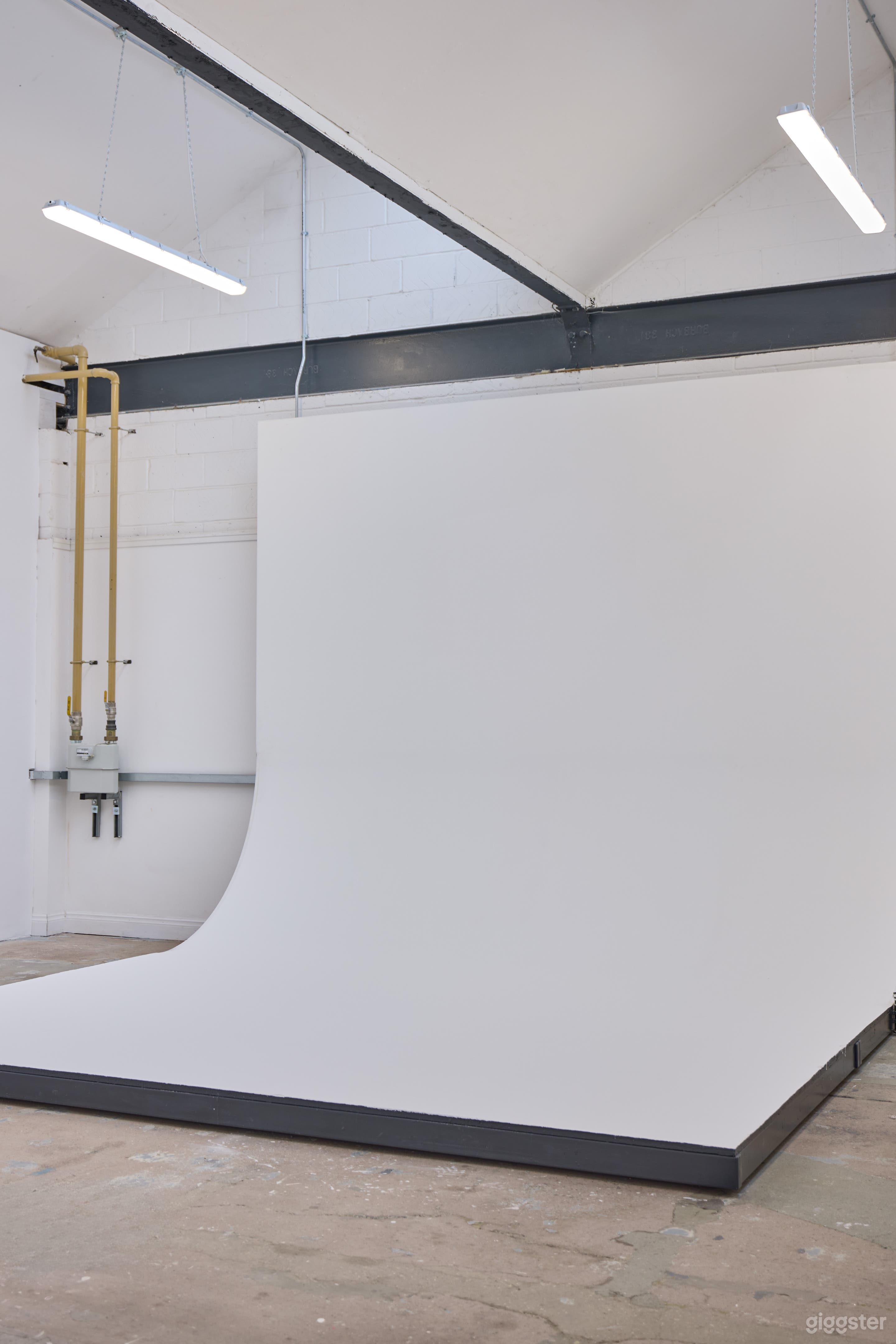 Bright Studio Space | Lighting Kit Included Photo 4