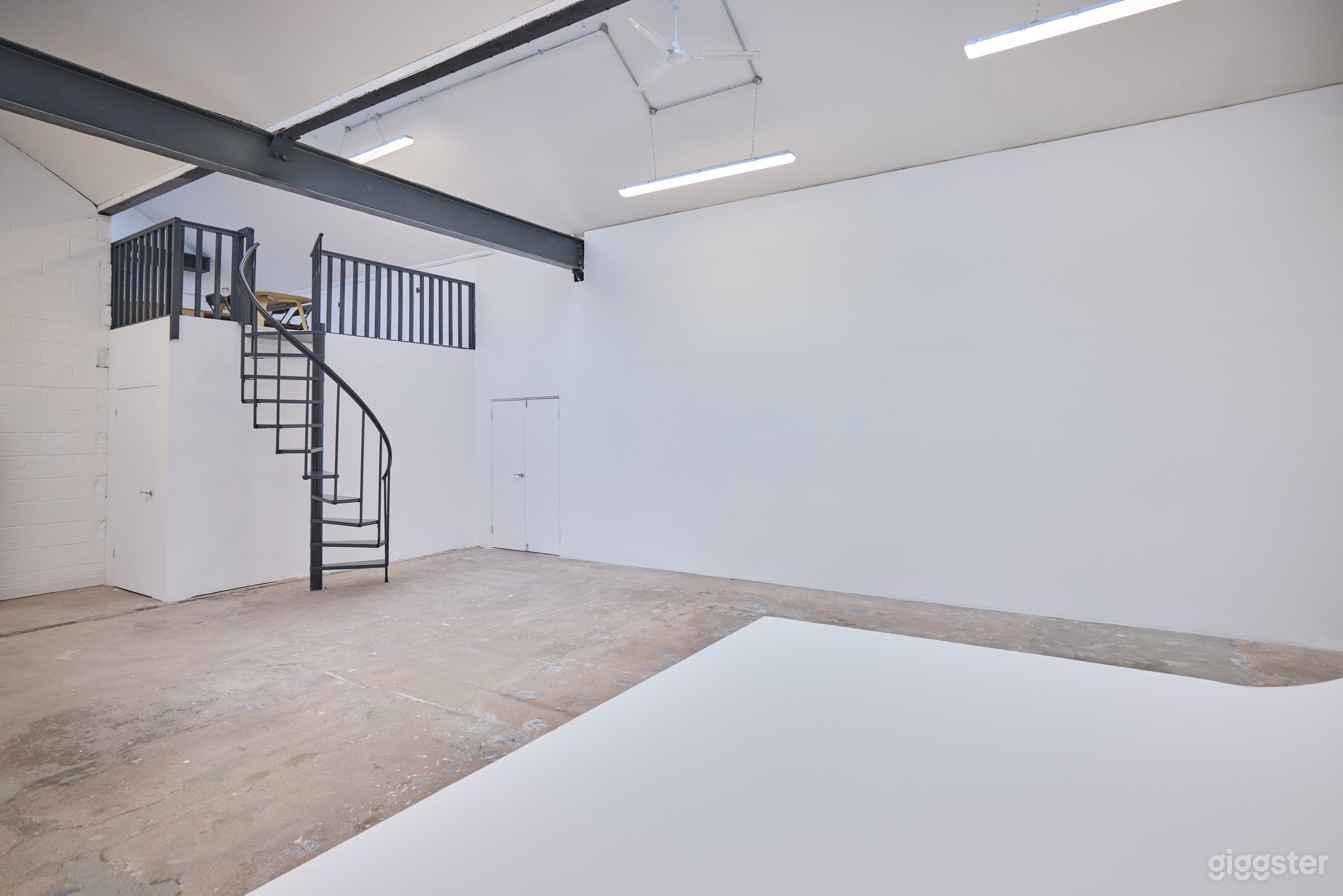 Bright Studio Space | Lighting Kit Included Photo 2