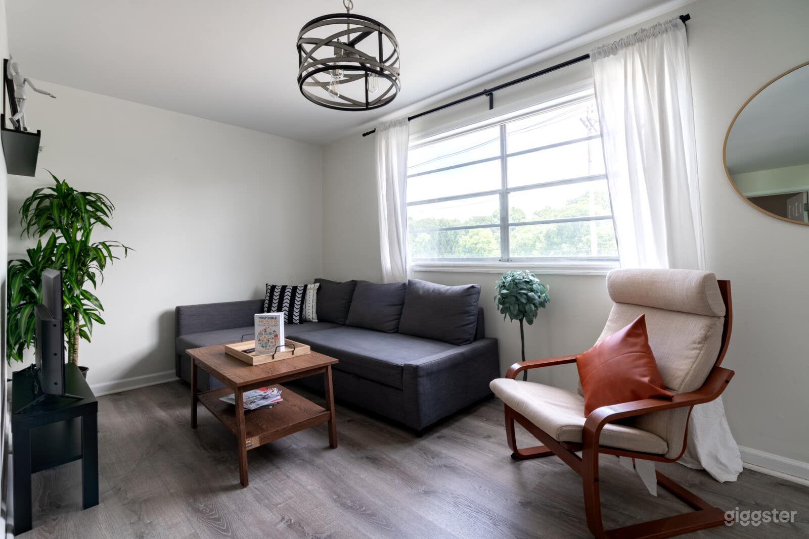 Upper Master House, SHORT NORTH DOWNTOWN APT. Photo 4