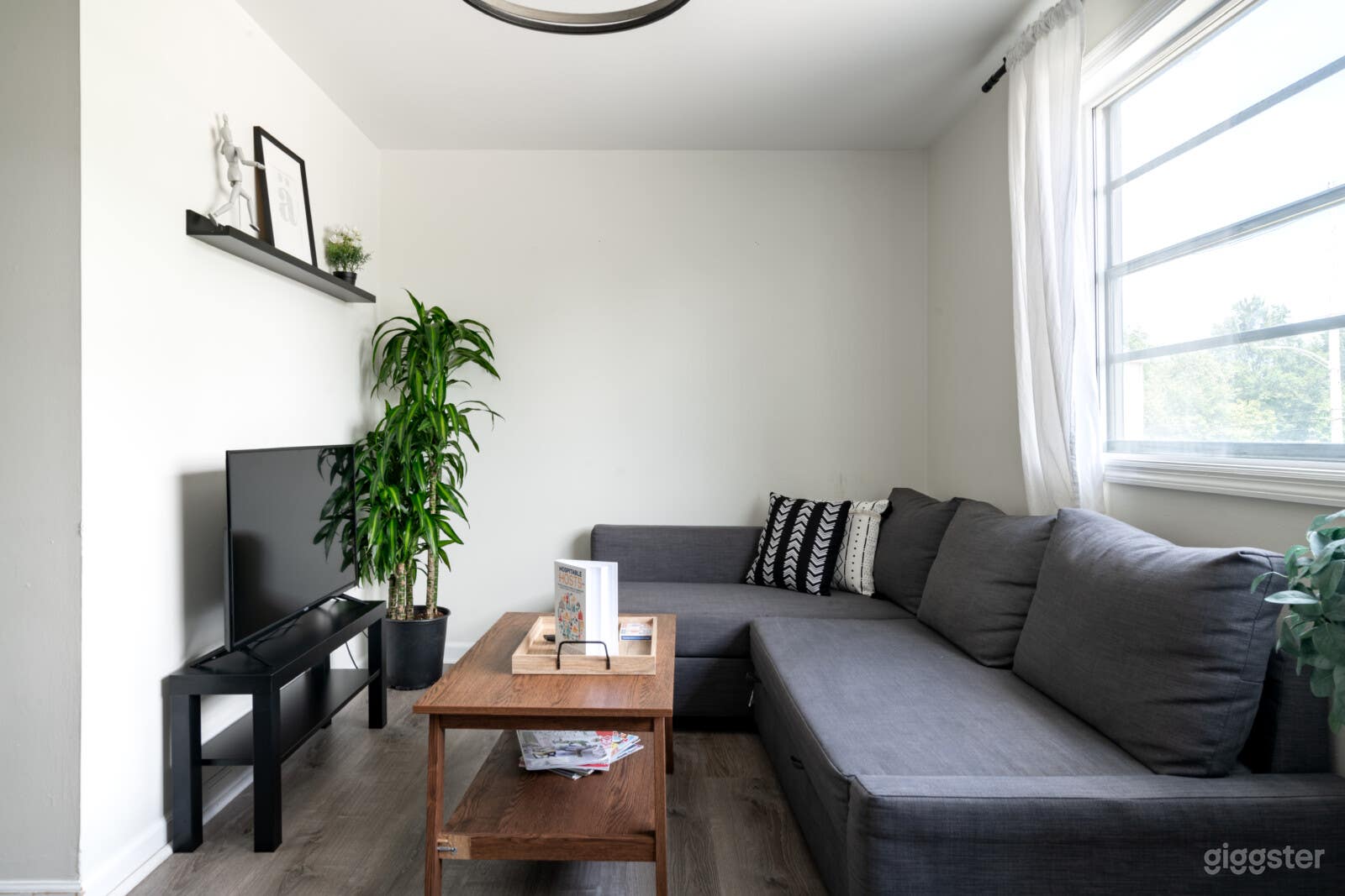 Upper Master House, SHORT NORTH DOWNTOWN APT. Photo 3