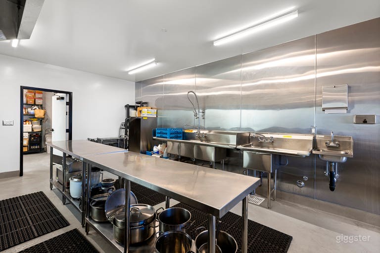  Commercial Kitchen w/ 3 Creative Lofts in Leimert Park 