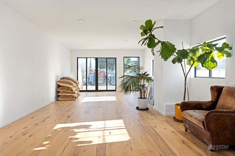  Commercial Kitchen w/ 3 Creative Lofts in Leimert Park 