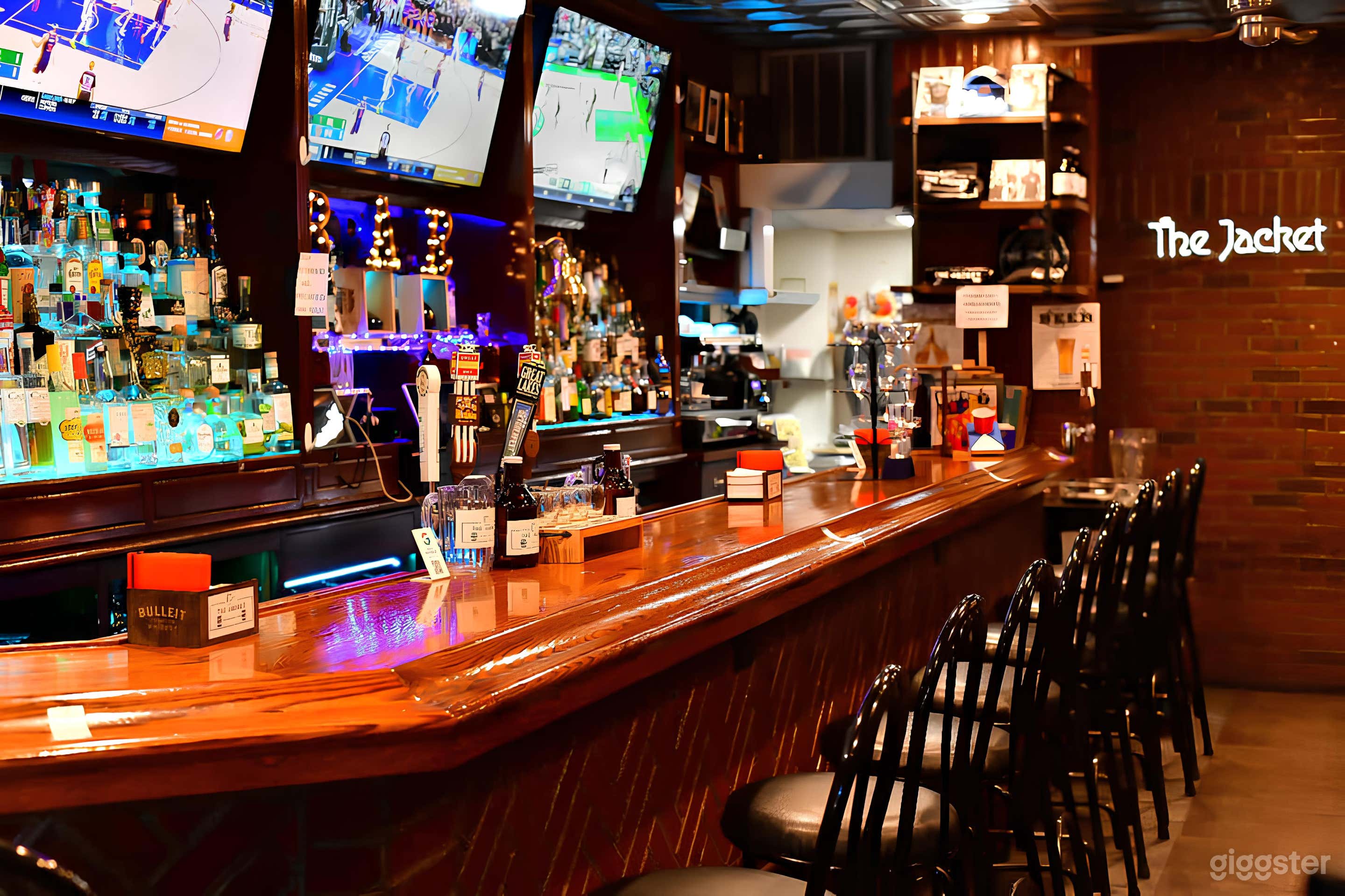 Vibrant Microbrewery &amp; Craft Cocktail Bar Photo 3