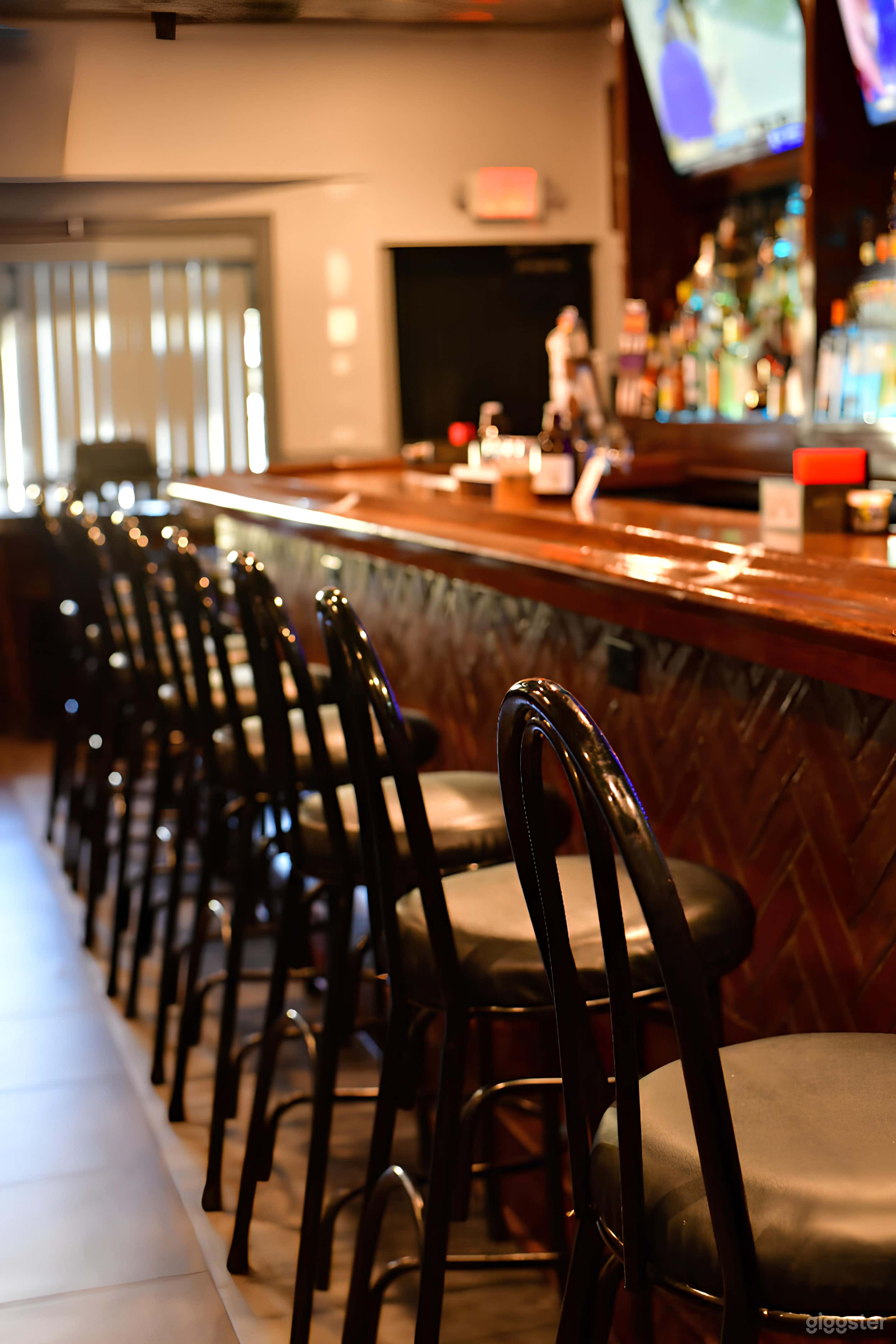 Vibrant Microbrewery &amp; Craft Cocktail Bar Photo 4