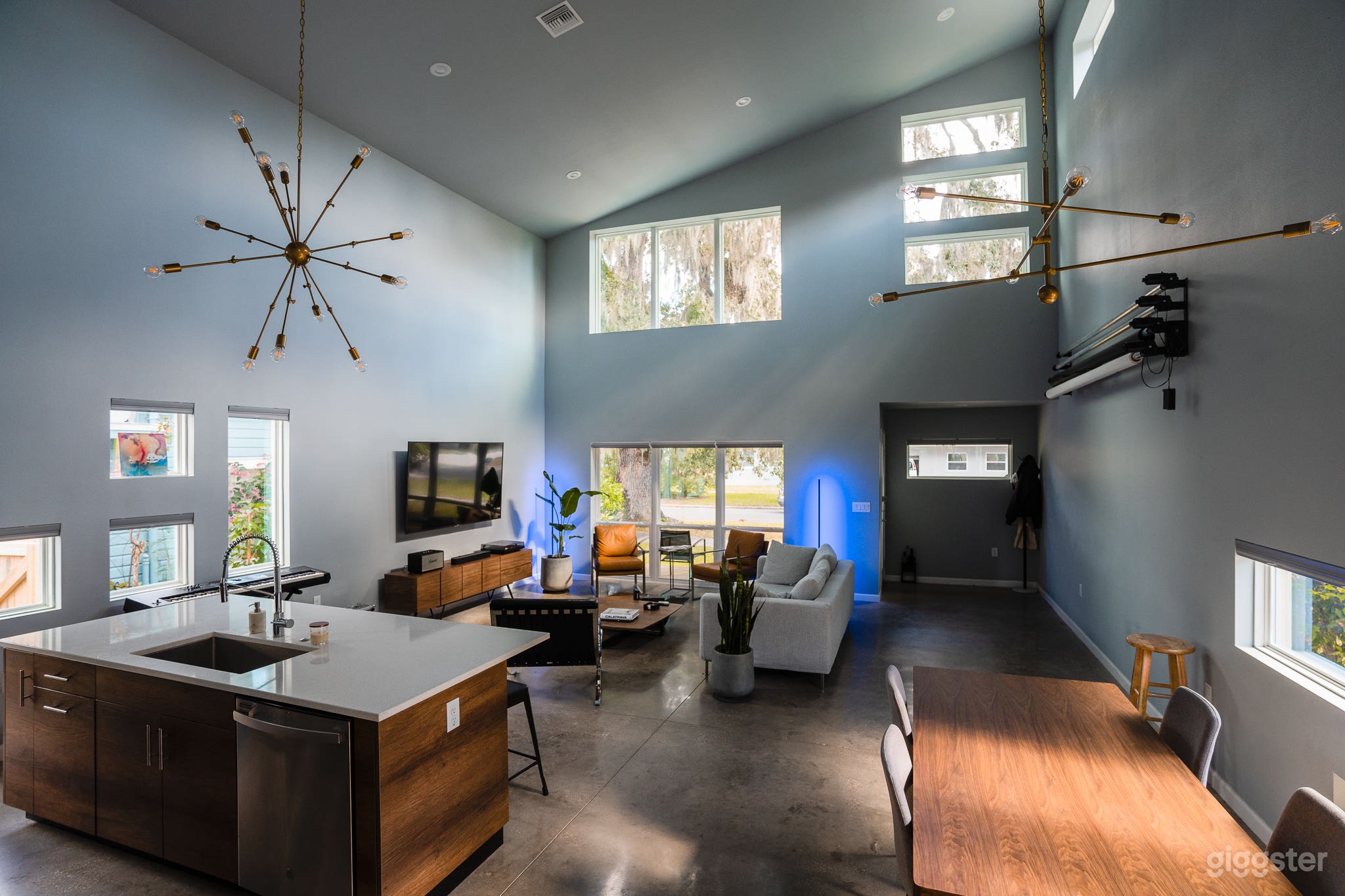 Mid Century Modern Loft Photo Studio Oasis Photo 1