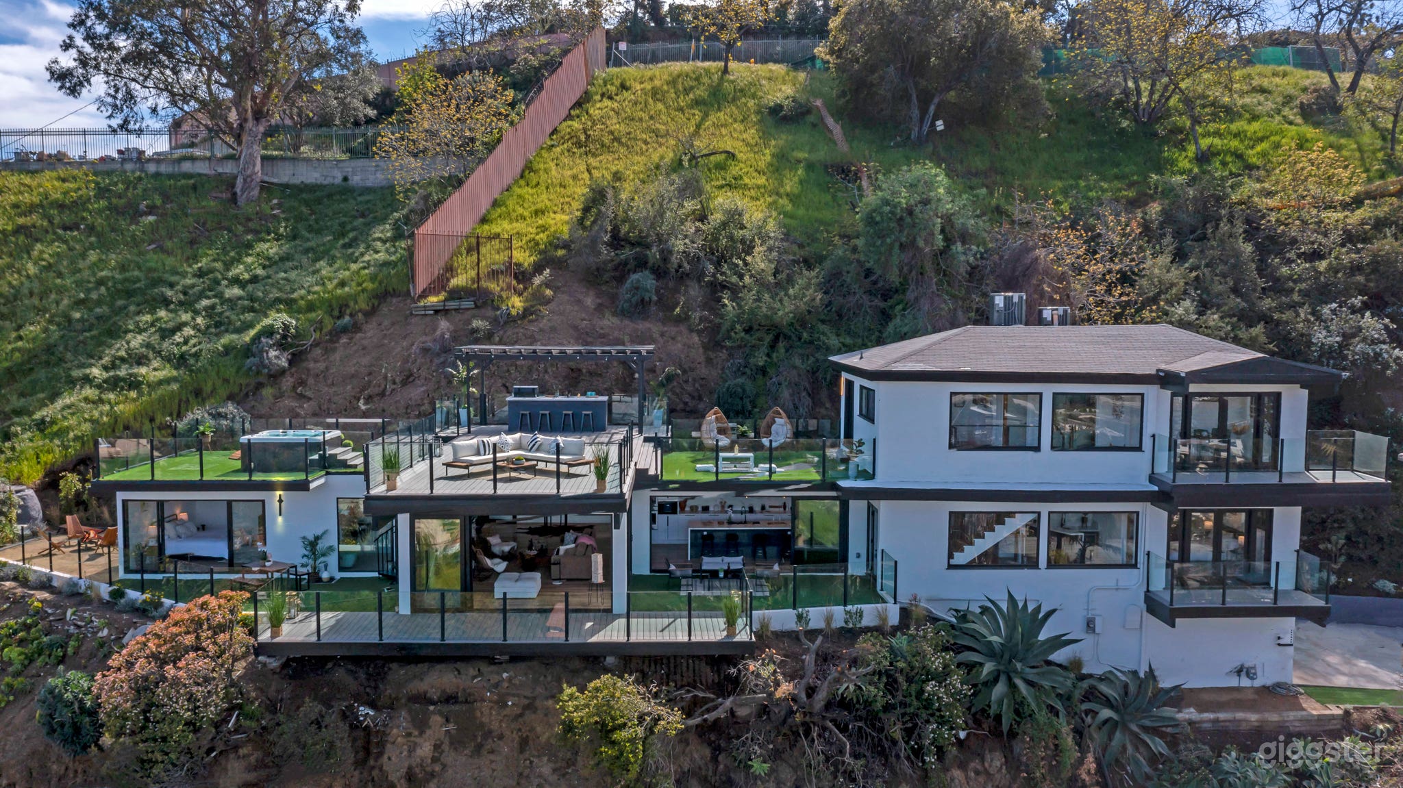 Stunning Mansion w/ Hollywood Sign Views &amp; Rooftop Photo 2