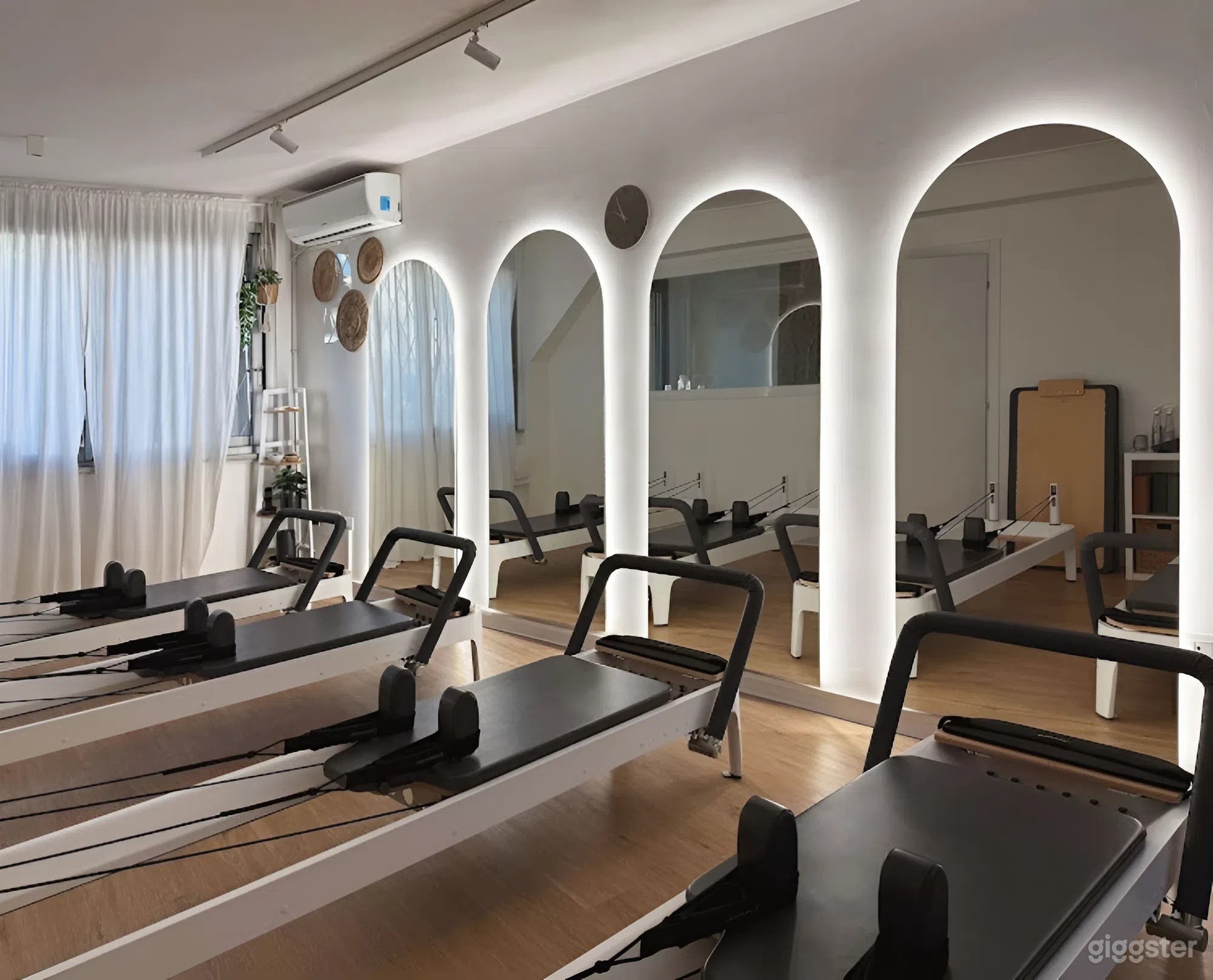 Foto di Esclusivo studio di Pilates Reformer e Yoga ai Parioli 3