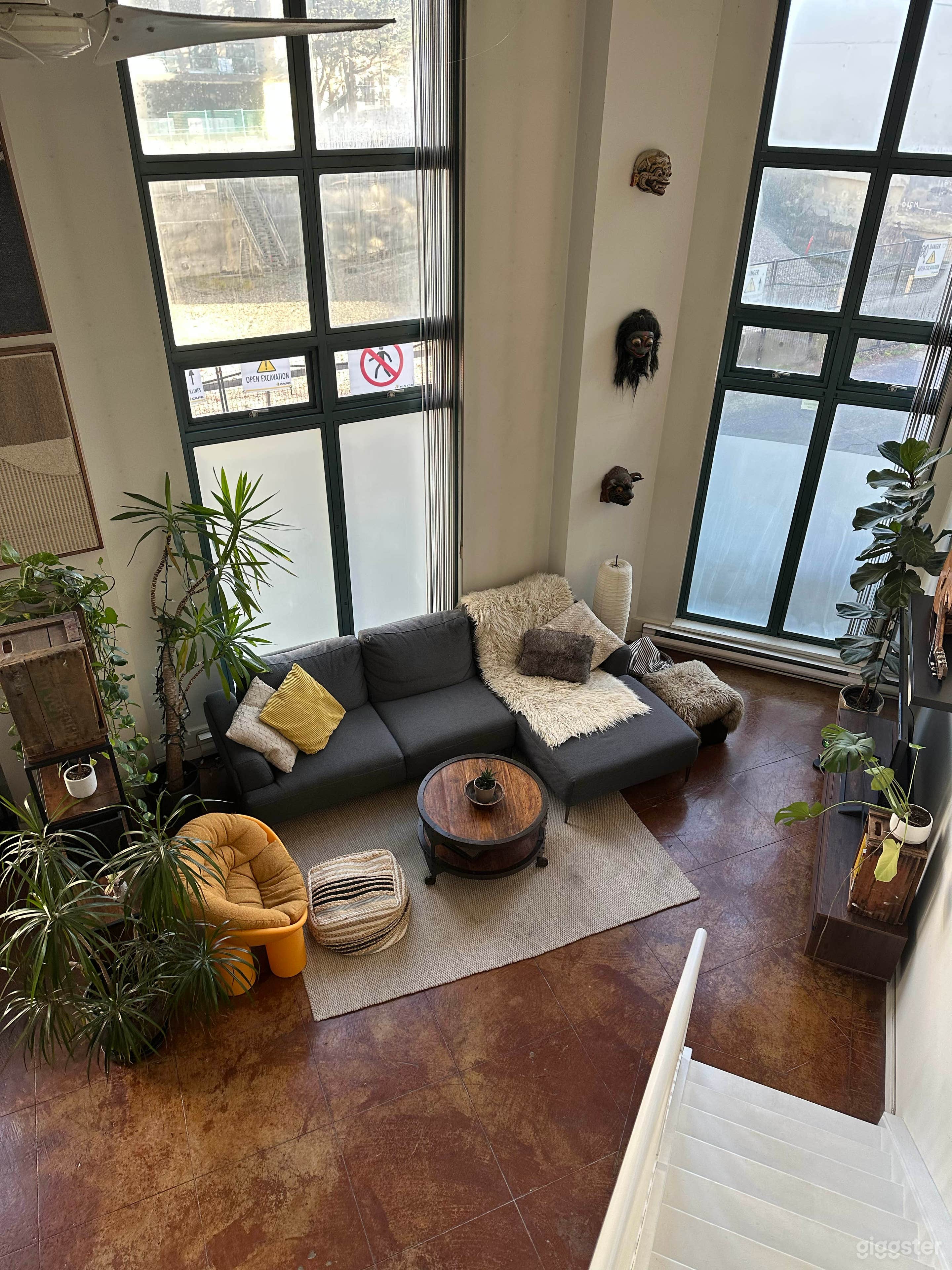 Sixteen Feet Windows Loft  Photo 1