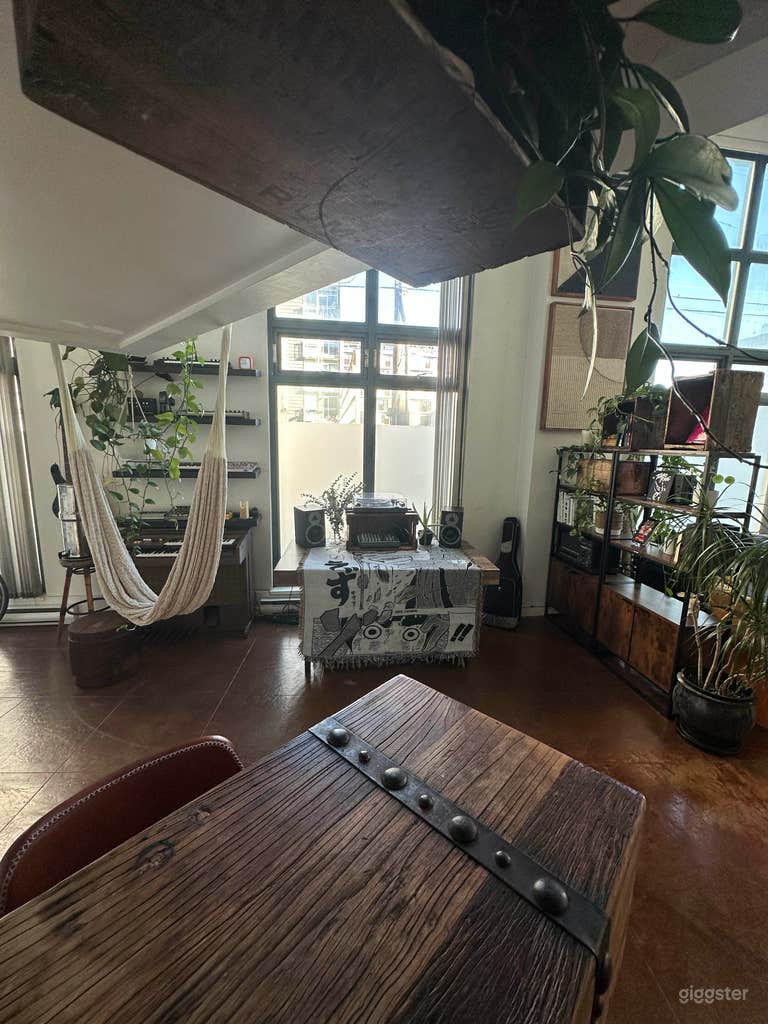  Sixteen Feet Windows Loft  