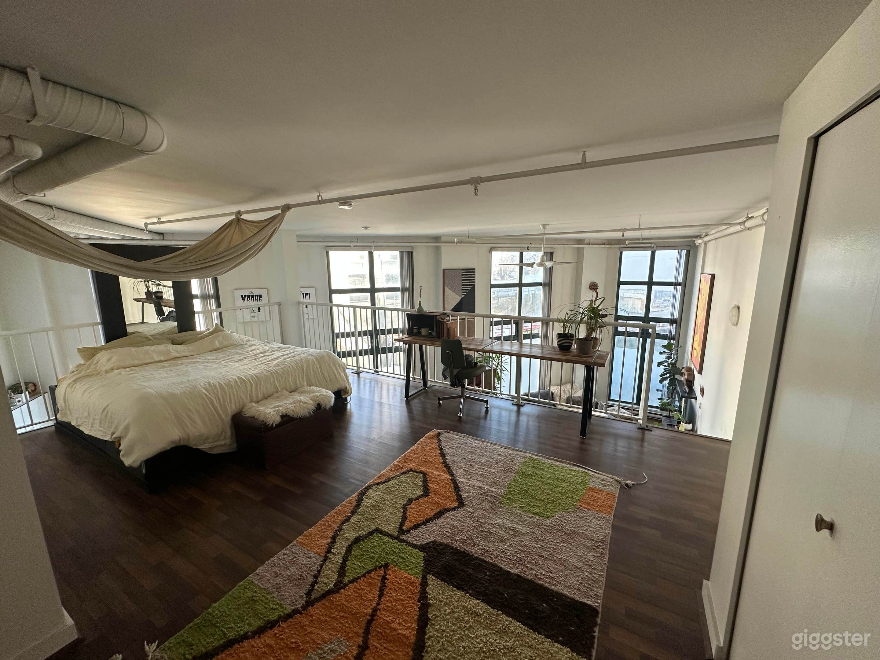 Sixteen Feet Windows Loft  Photo 2