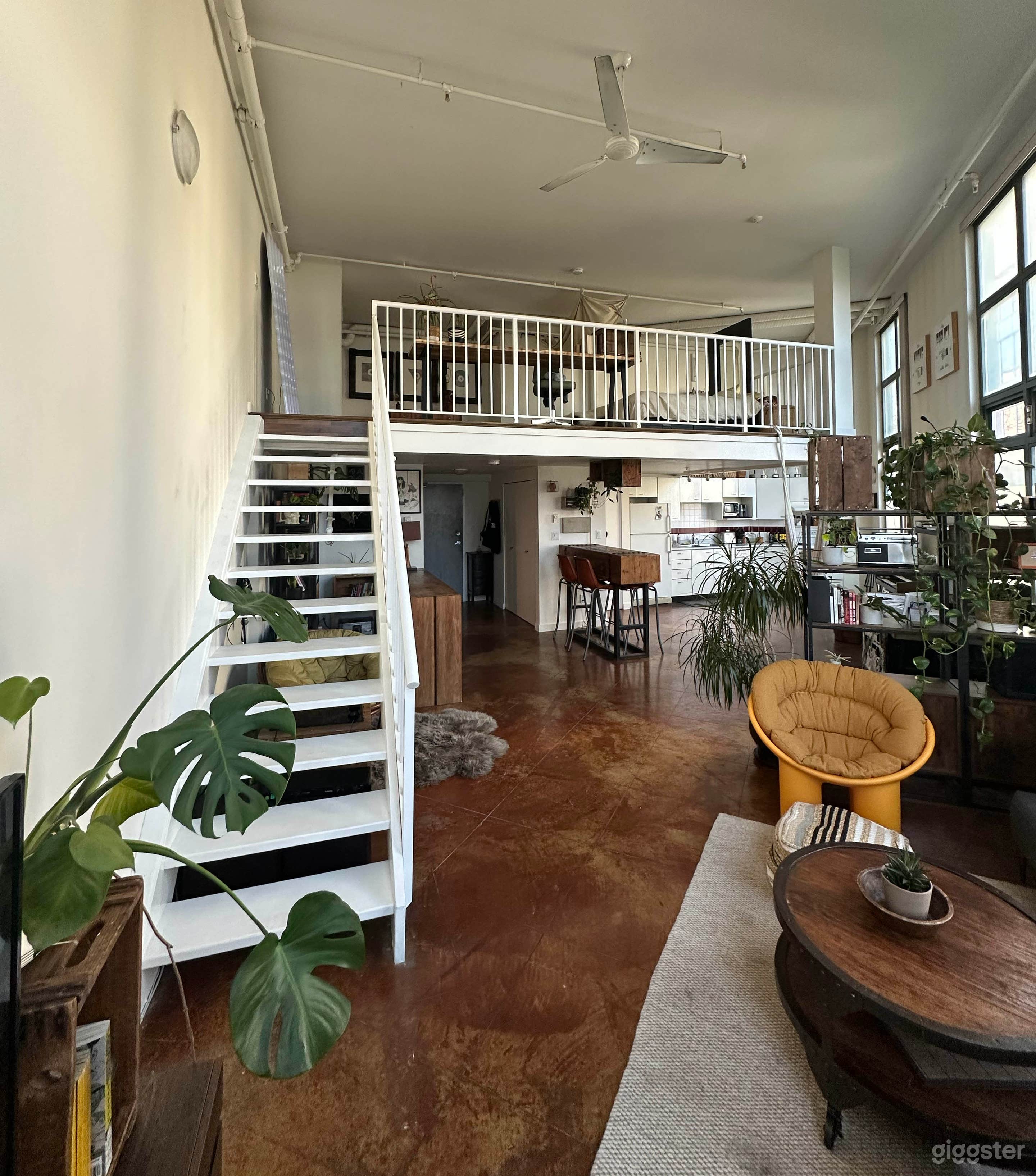 Sixteen Feet Windows Loft  Photo 1