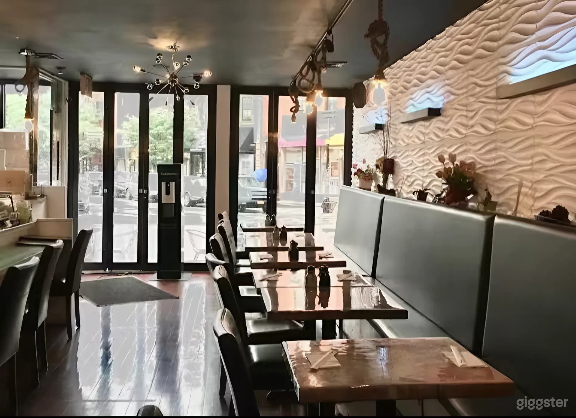 Warm and Vibrant Space for Memorable Dining Experiences Photo 1