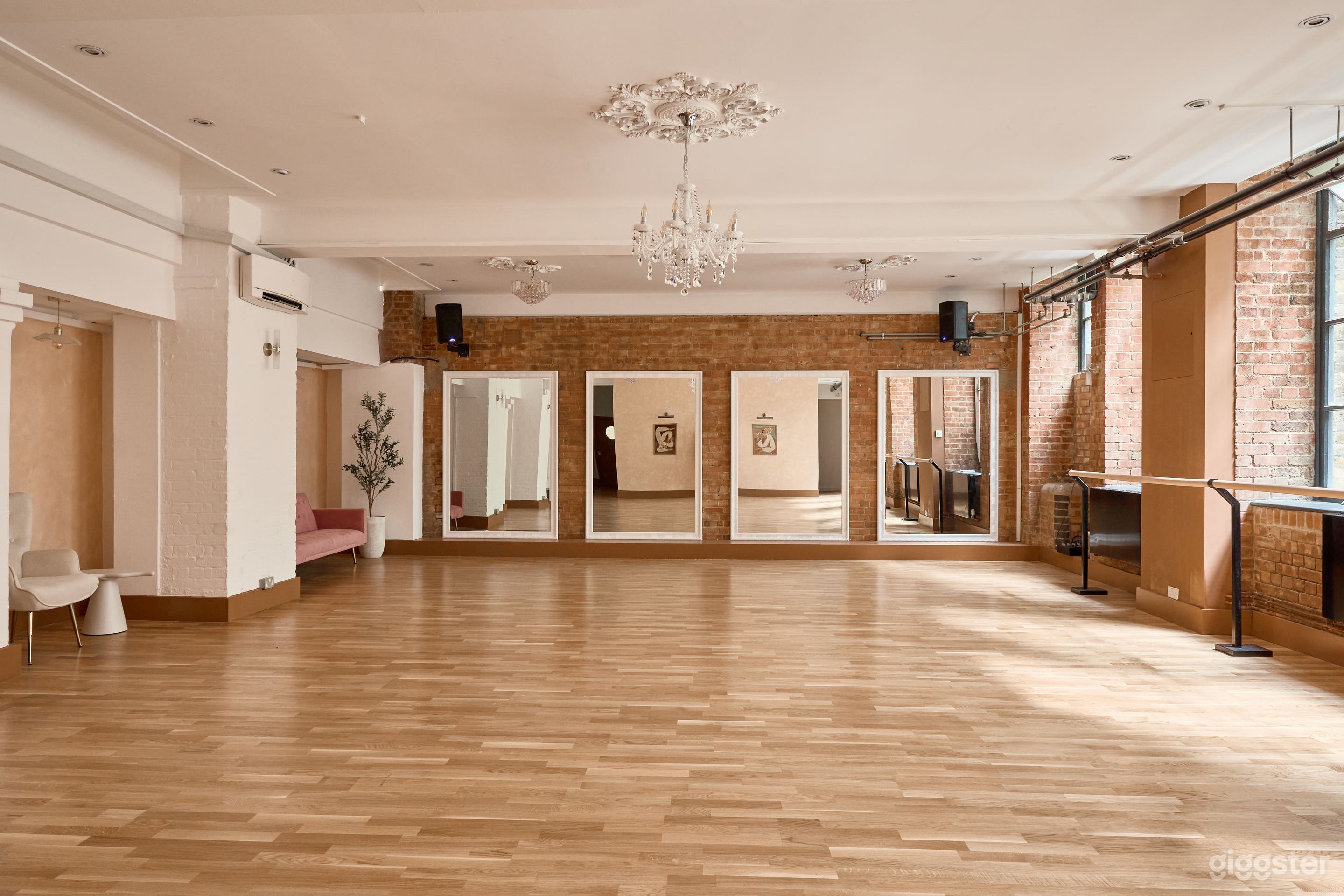Lower Floor studio Photo 1