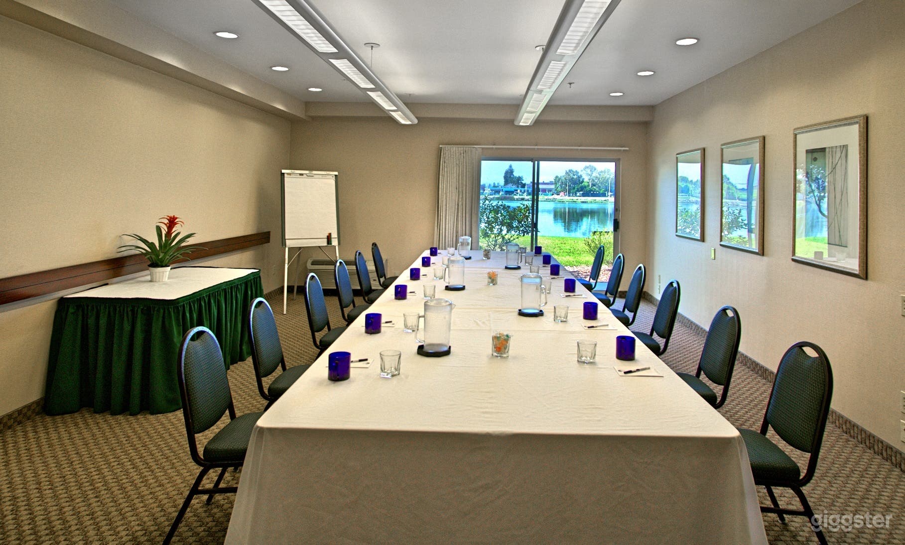 The Lighthouse Room in Oakland Photo 1