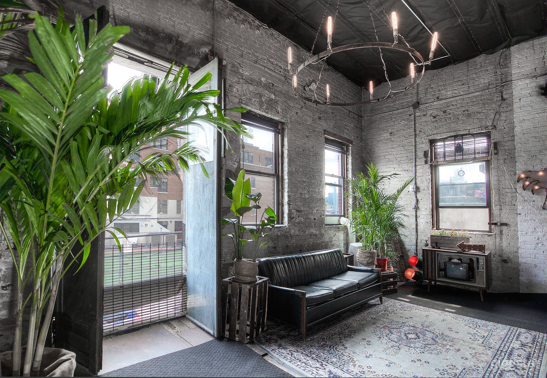 Versatile, Unique Bohemian Loft &amp; Roof Deck Photo 3