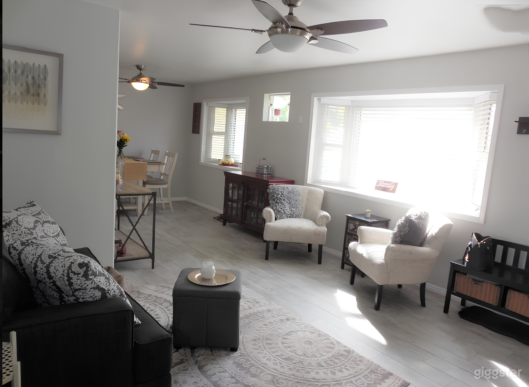 Cozy  Retreat with  Open Living Space Photo 4