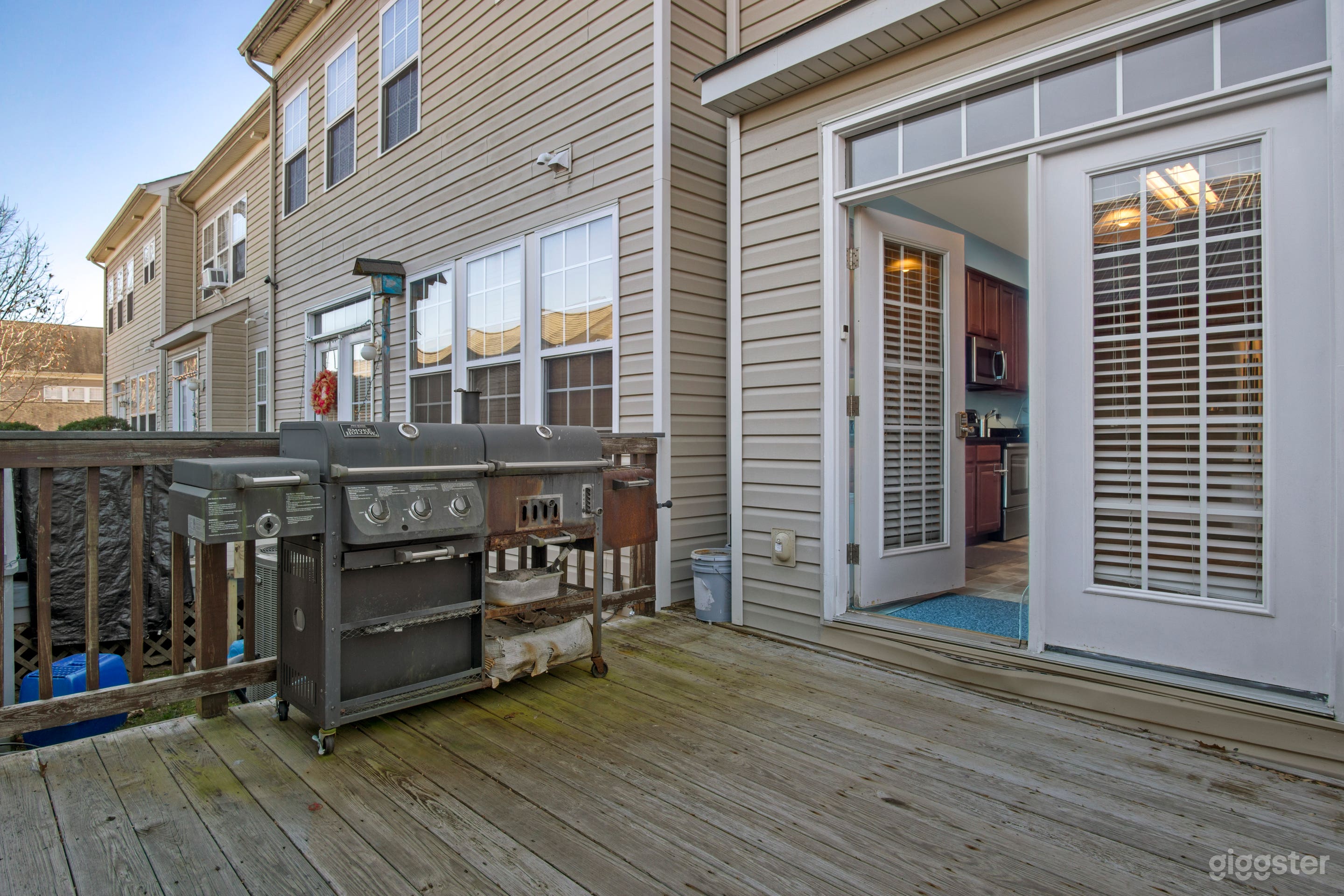 Lovely Townhouse w Traditional Exterior Photo 1
