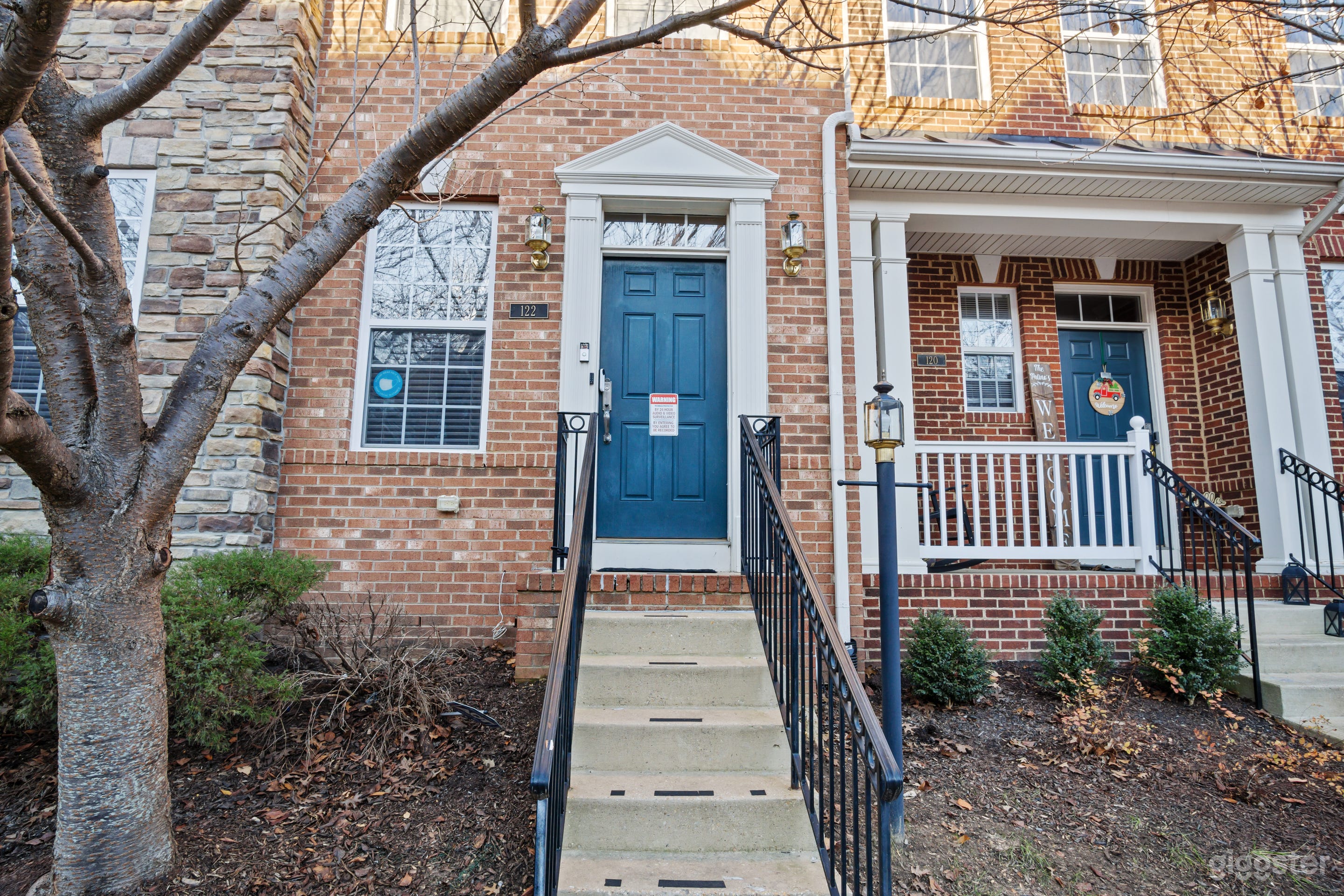 Lovely Townhouse w Traditional Exterior Photo 3
