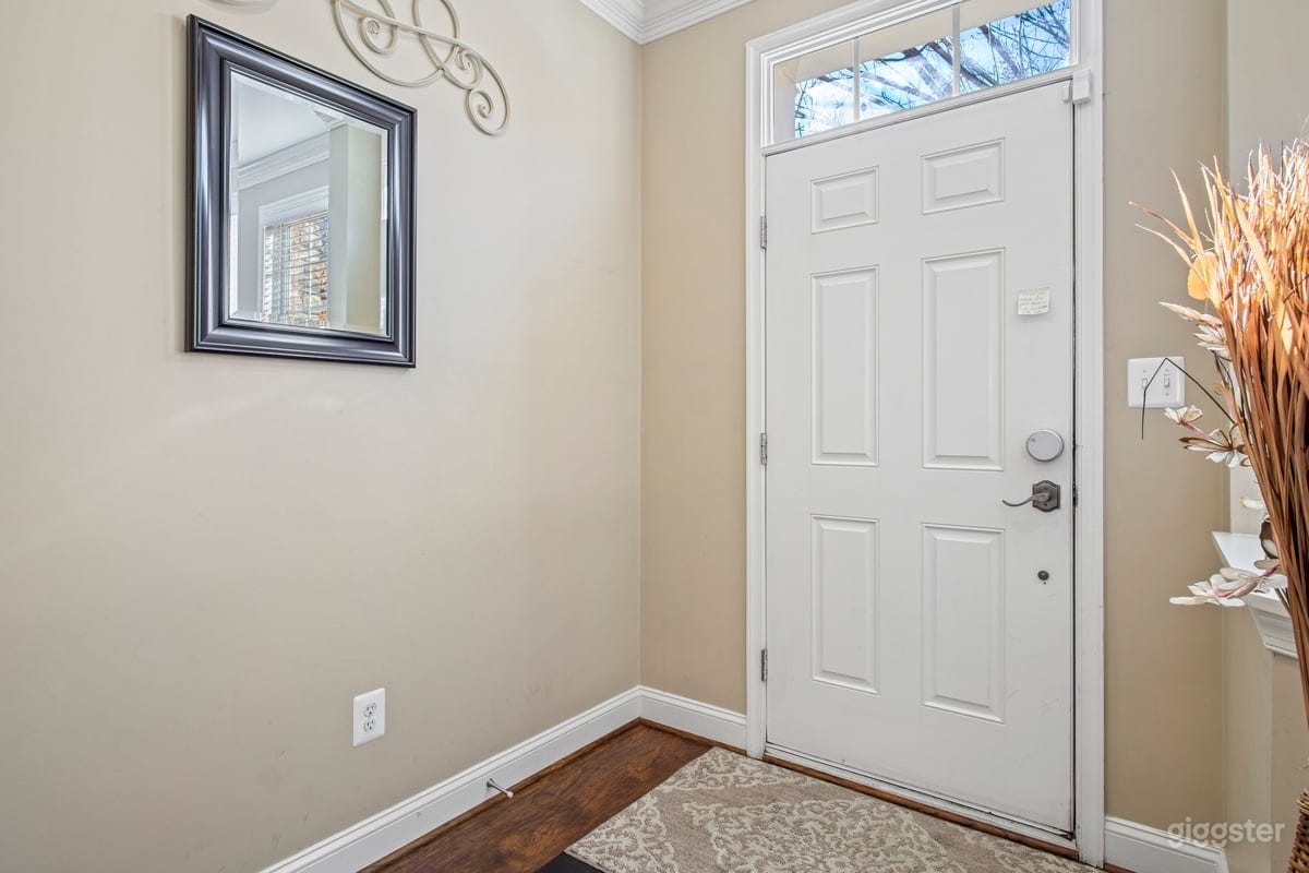 Lovely Townhouse w Traditional Exterior Photo 4